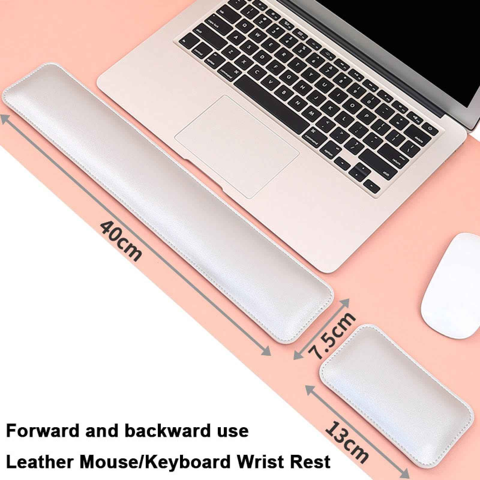 Eine weiße Handgelenkstütze für die Tastatur und eine kleinere Maus-Handgelenkstütze liegen auf einer rosa Oberfläche.