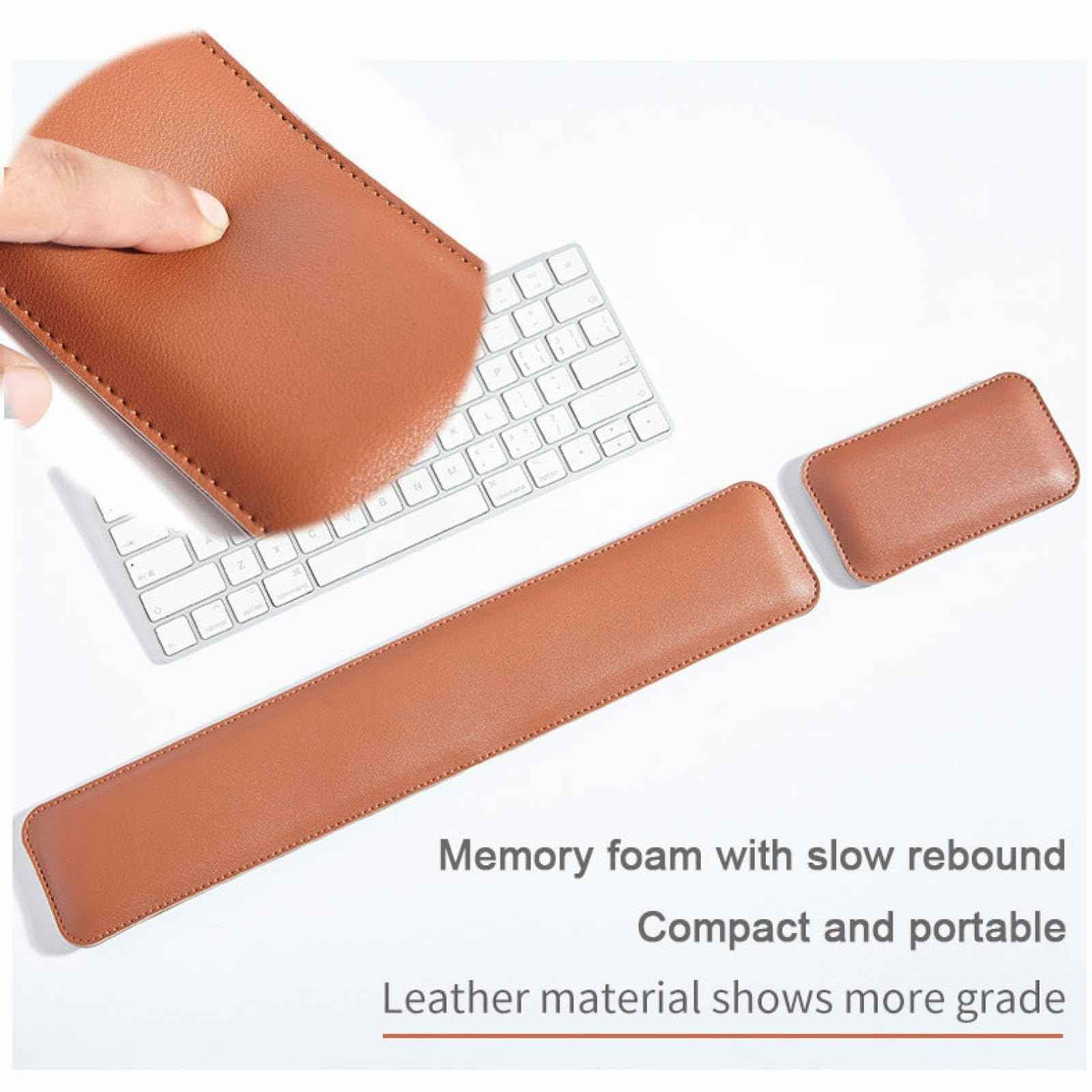 Eine Hand hält ein braunes Lederpad über einer Tastatur. Andere Pads und eine Handgelenkstütze sind ebenfalls sichtbar. Weißer Hintergrund.