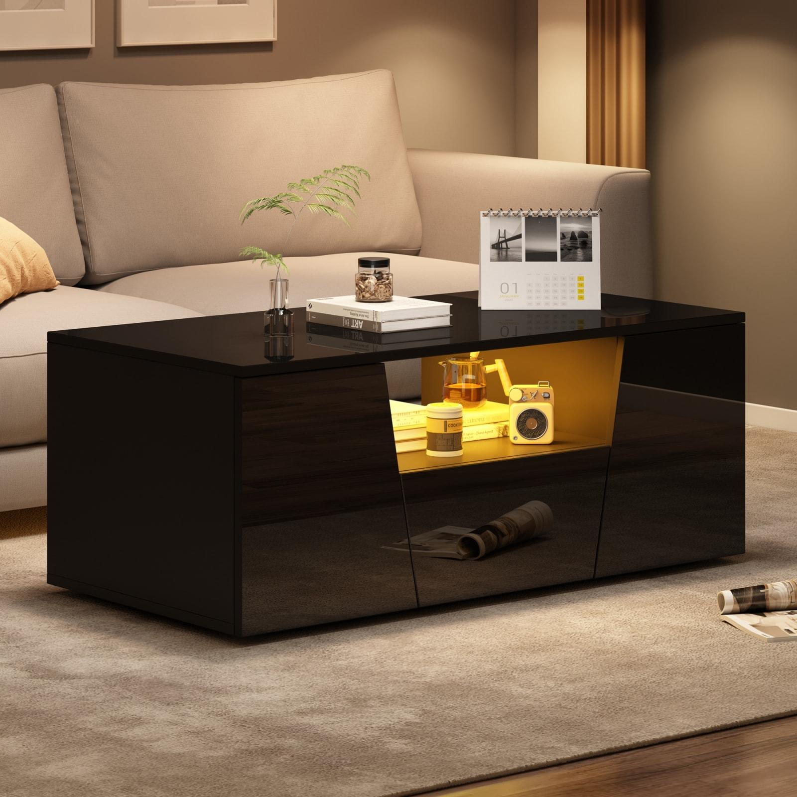 Eine moderne Wohnzimmerszene mit einem schwarzen Couchtisch mit Gegenständen darauf und einem beigen Sofa im Hintergrund.