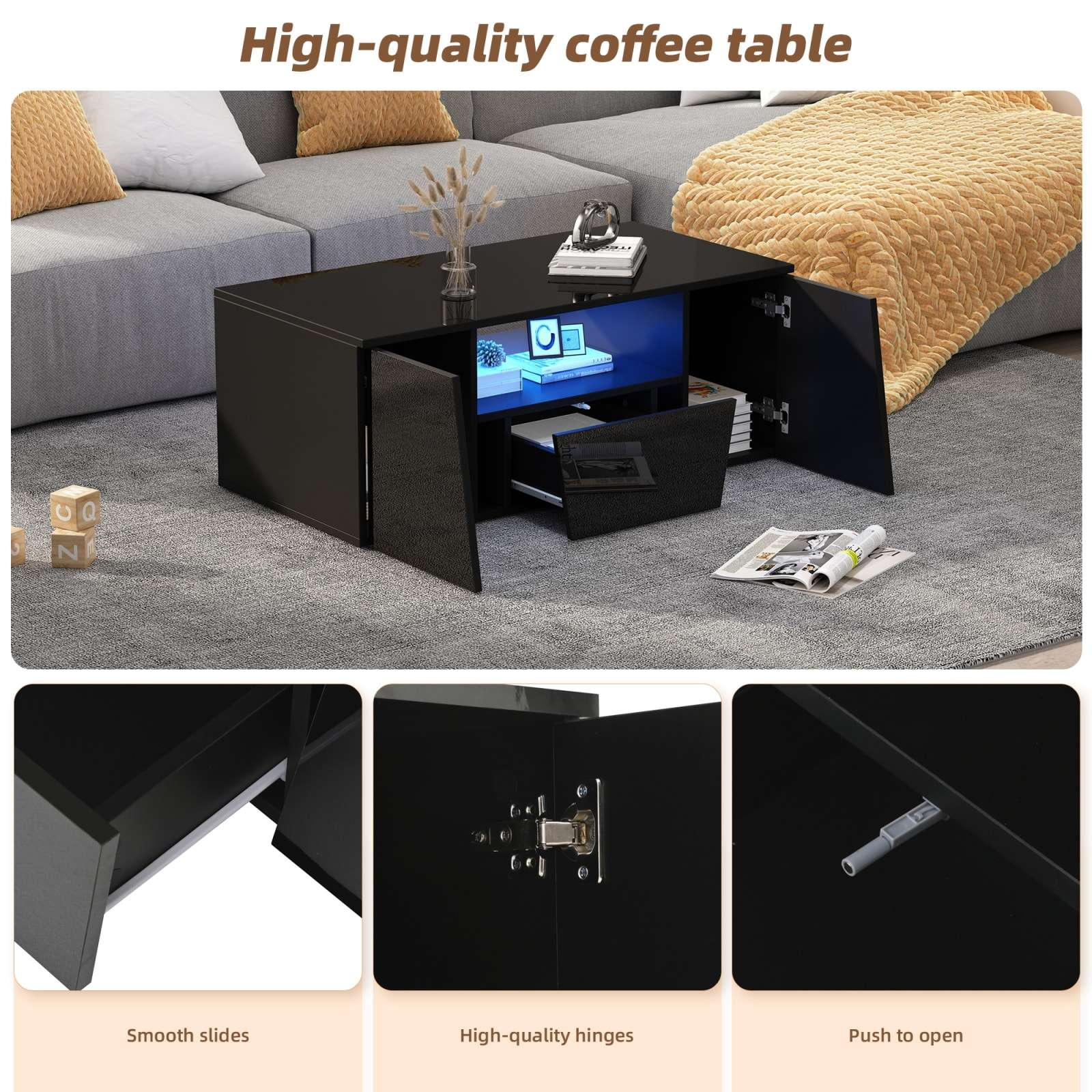 Schwarzer Couchtisch mit offenen Türen, einer Schublade und Büchern darin. Sofa, Teppich und Decke im Hintergrund.