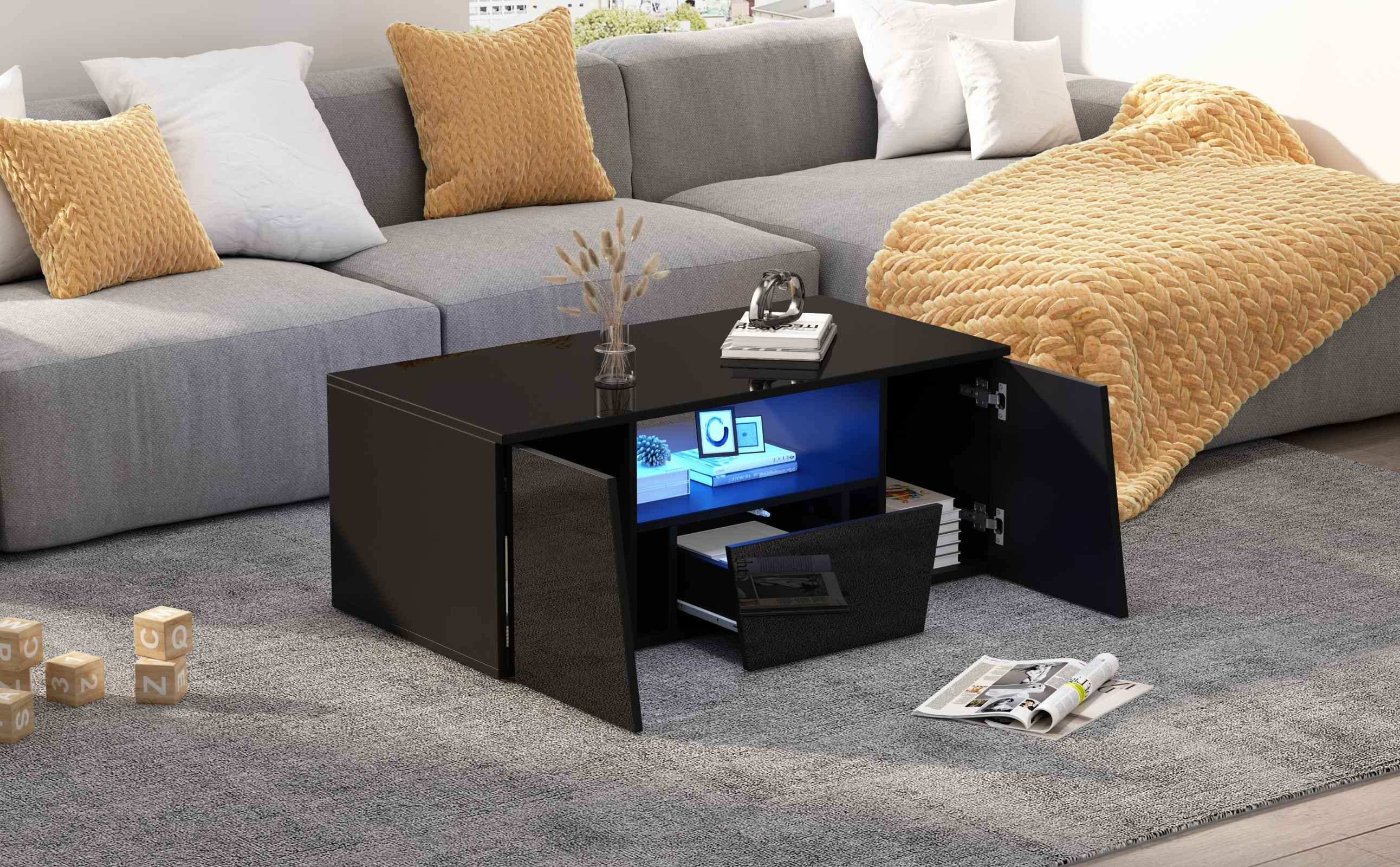 Wohnzimmerszene mit schwarzem Couchtisch, Sofa, Kissen und einer Decke. Würfel und eine Zeitschrift liegen auf dem Boden.
