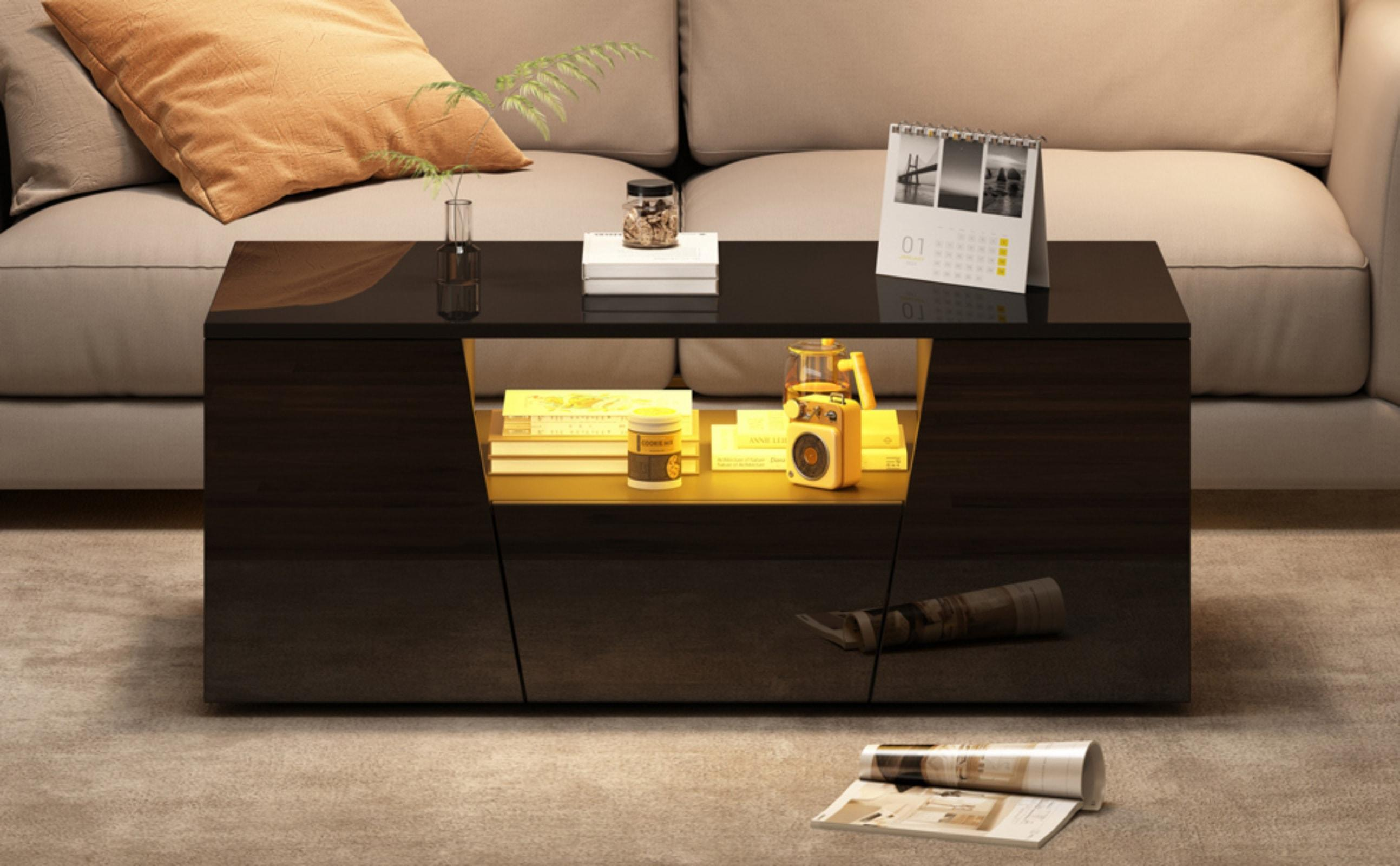 Modernes Wohnzimmer mit schwarzem Couchtisch, Sofa und Kalender. Zeitschriften auf dem Boden.