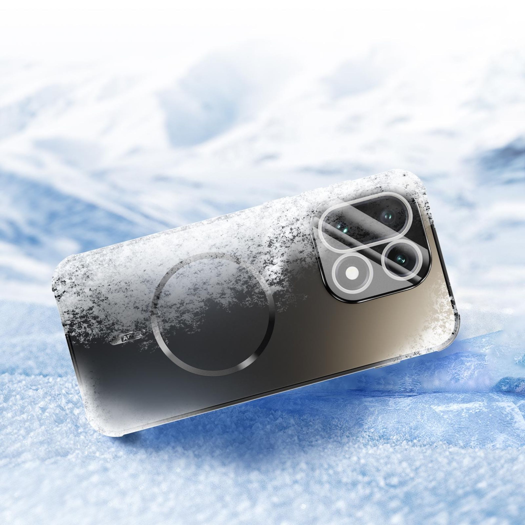 Eine mit Schnee bedeckte Handyhülle liegt auf einer verschneiten Oberfläche. Das Telefon hat mehrere Kameralinsen und ein kreisförmiges Element.
