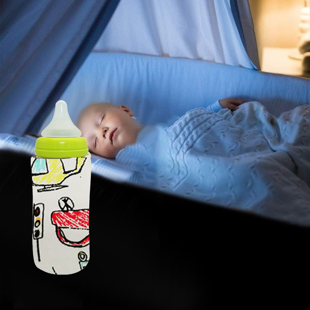 Ein Baby schläft in einem Kinderbett, zugedeckt mit einer Decke. Ein Babyfläschchen mit Zeichnungen liegt im Vordergrund, in der Nähe des Babys.