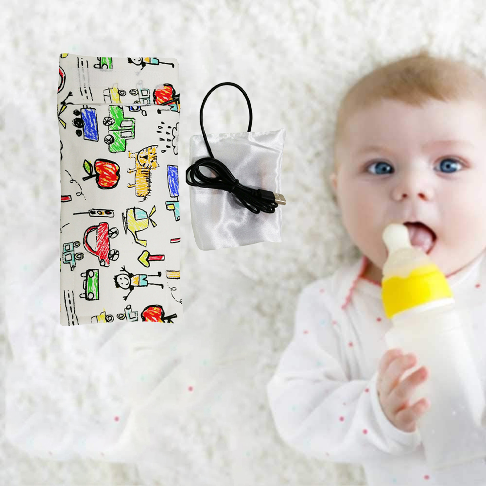 Ein Baby trinkt aus einer Flasche. Ein Flaschenwärmer und ein USB-Kabel liegen neben dem Baby auf einer weißen Decke.