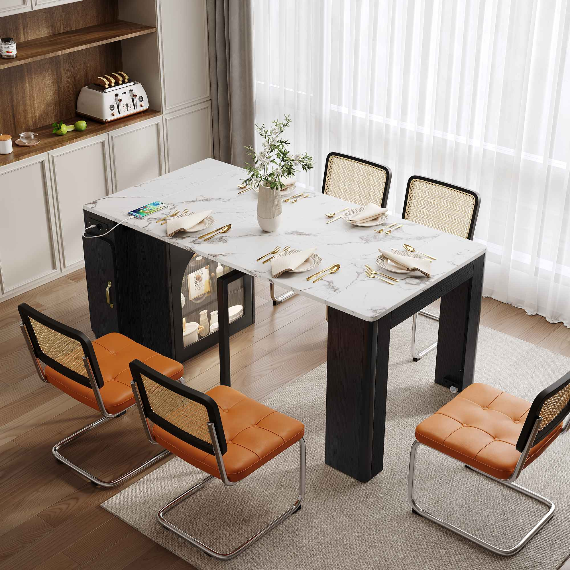 Esszimmer mit Tisch, Stühlen und Schrank. Der Tisch ist gedeckt. Auf dem Regal ist ein Toaster zu sehen.
