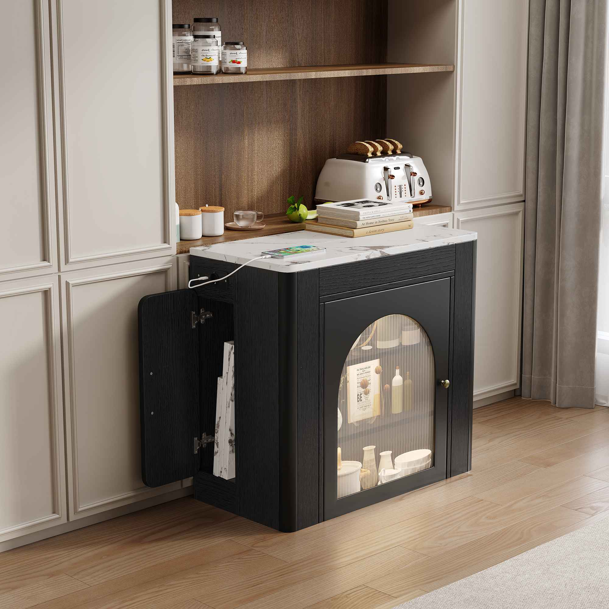 Küchenschrank mit offener Tür, Marmorplatte und Glastür mit Gegenständen sowie einem weißen Toaster.