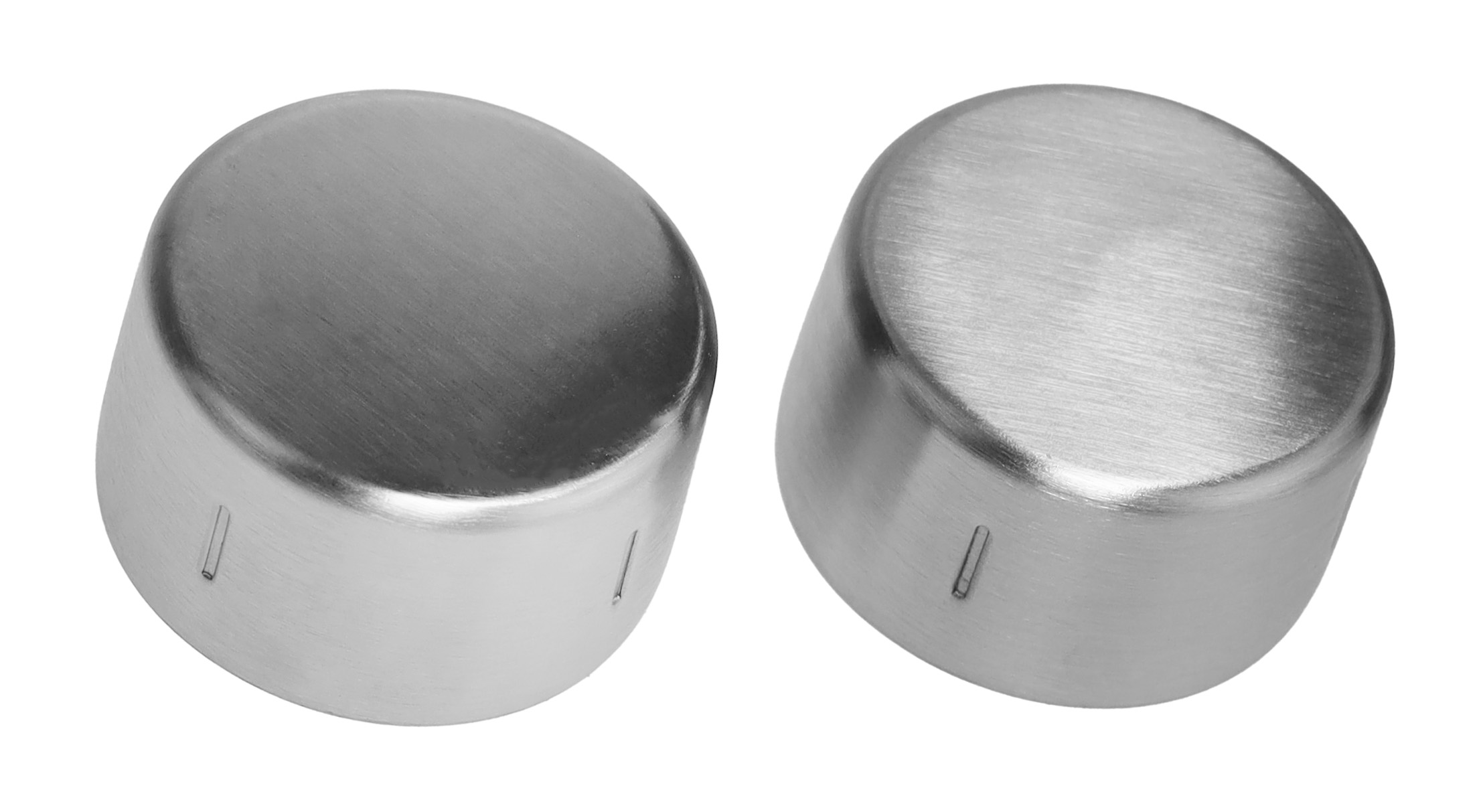 Zwei metallisch-silberne Knöpfe auf weißem Hintergrund. Jeder hat eine flache Oberseite, abgerundete Seiten und eine vertikale Linienanzeige.