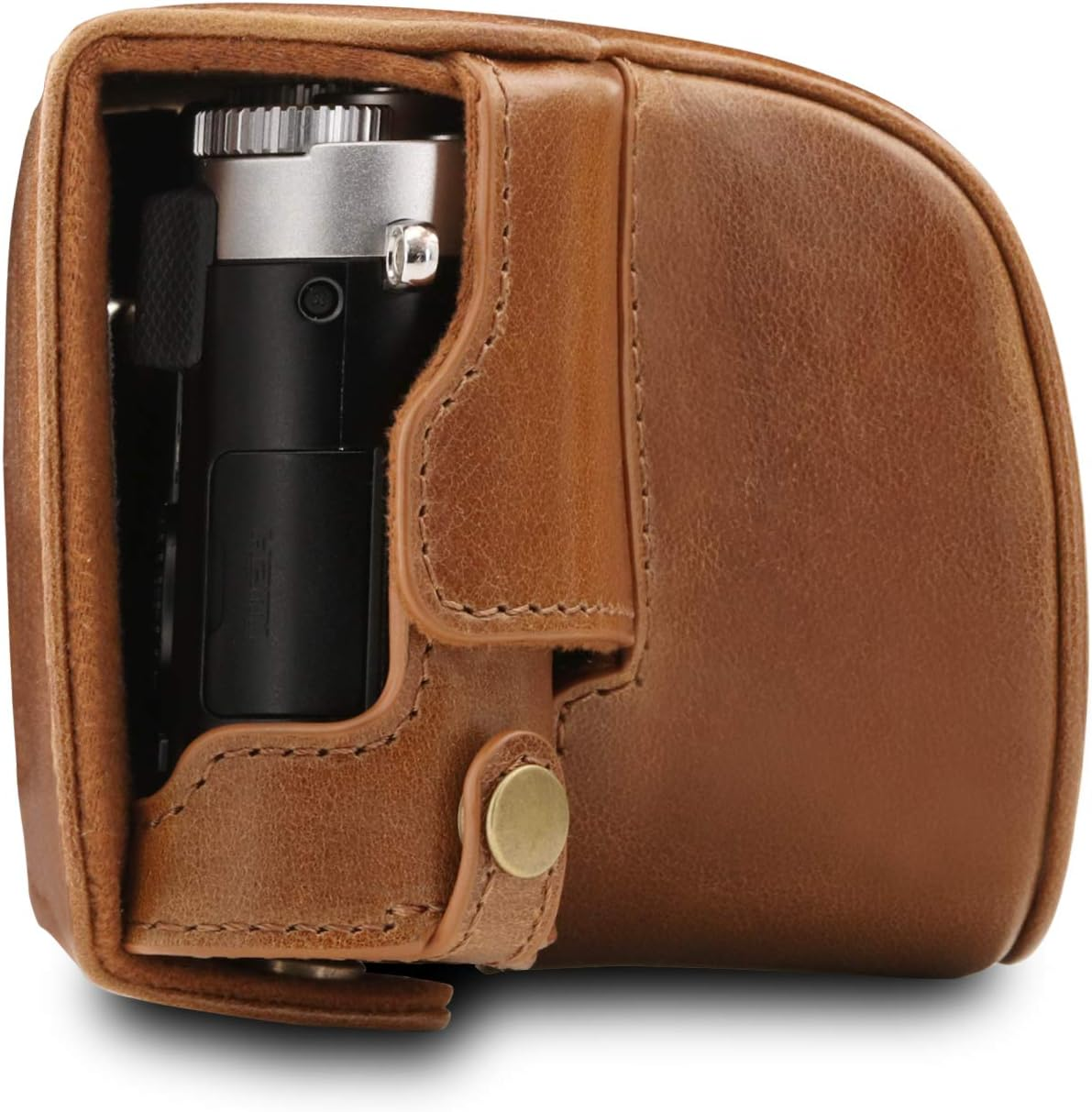 Eine braune Leder-Kameratasche hält eine schwarze und silberne Kamera. Die Tasche hat einen Messingknopf und liegt auf einer weißen Oberfläche.