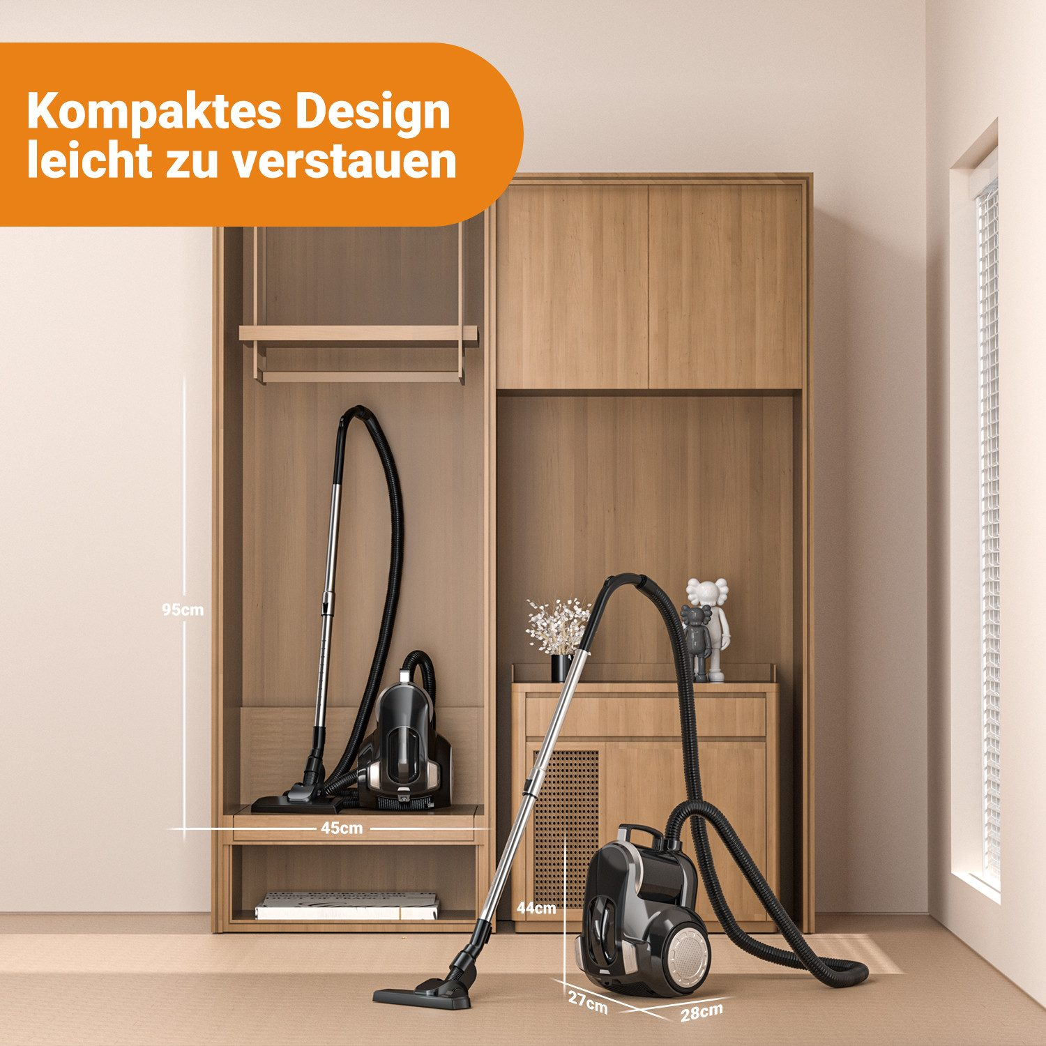 Zwei Staubsauger stehen in einem Holzschrank. Der Schrank hat beschriftete Maße. Im Hintergrund ist ein Fenster.