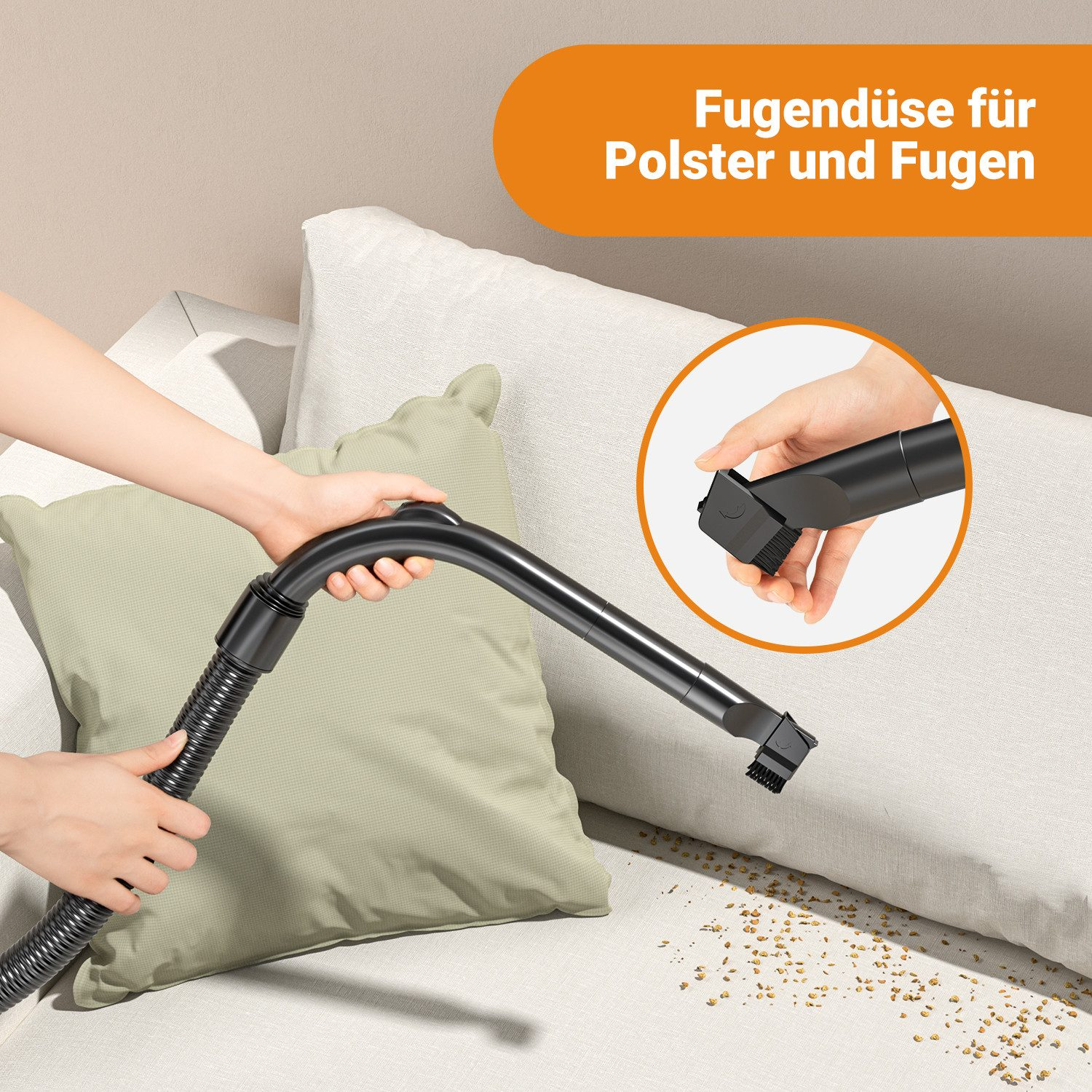 Eine Person verwendet einen Staubsaugeraufsatz, um ein Sofa zu reinigen. Der Aufsatz ist schwarz. Das Sofa ist weiß mit einem grünen Kissen.