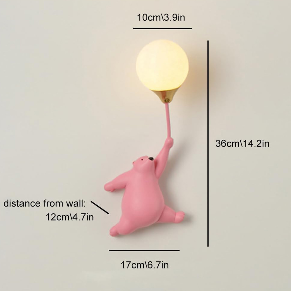 Eine rosa Bärenfigur, die eine Glühbirne hält. Die Glühbirne ist rund und weiß. Der Bär ist an einer weißen Wand befestigt.