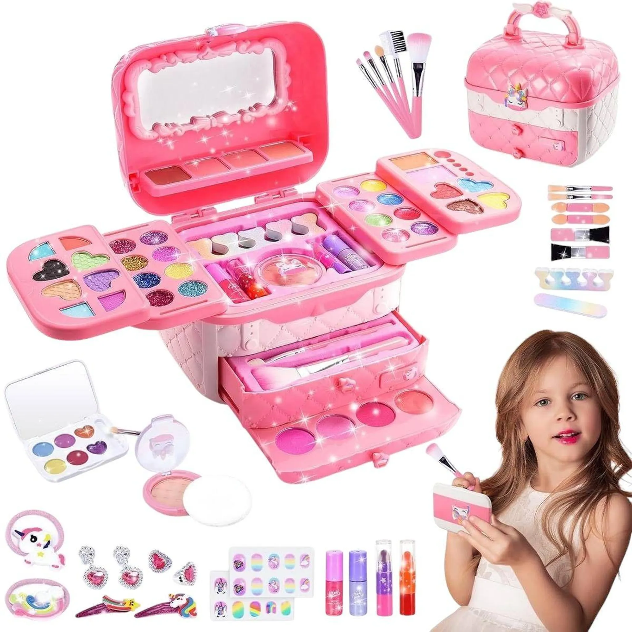 Ein Mädchen mit Make-up. Rosa Spielzeug-Make-up-Set mit Spiegel und Zubehör. Auch Einhorn-Haarspangen, Schmuck und Nagelaufkleber sind enthalten.