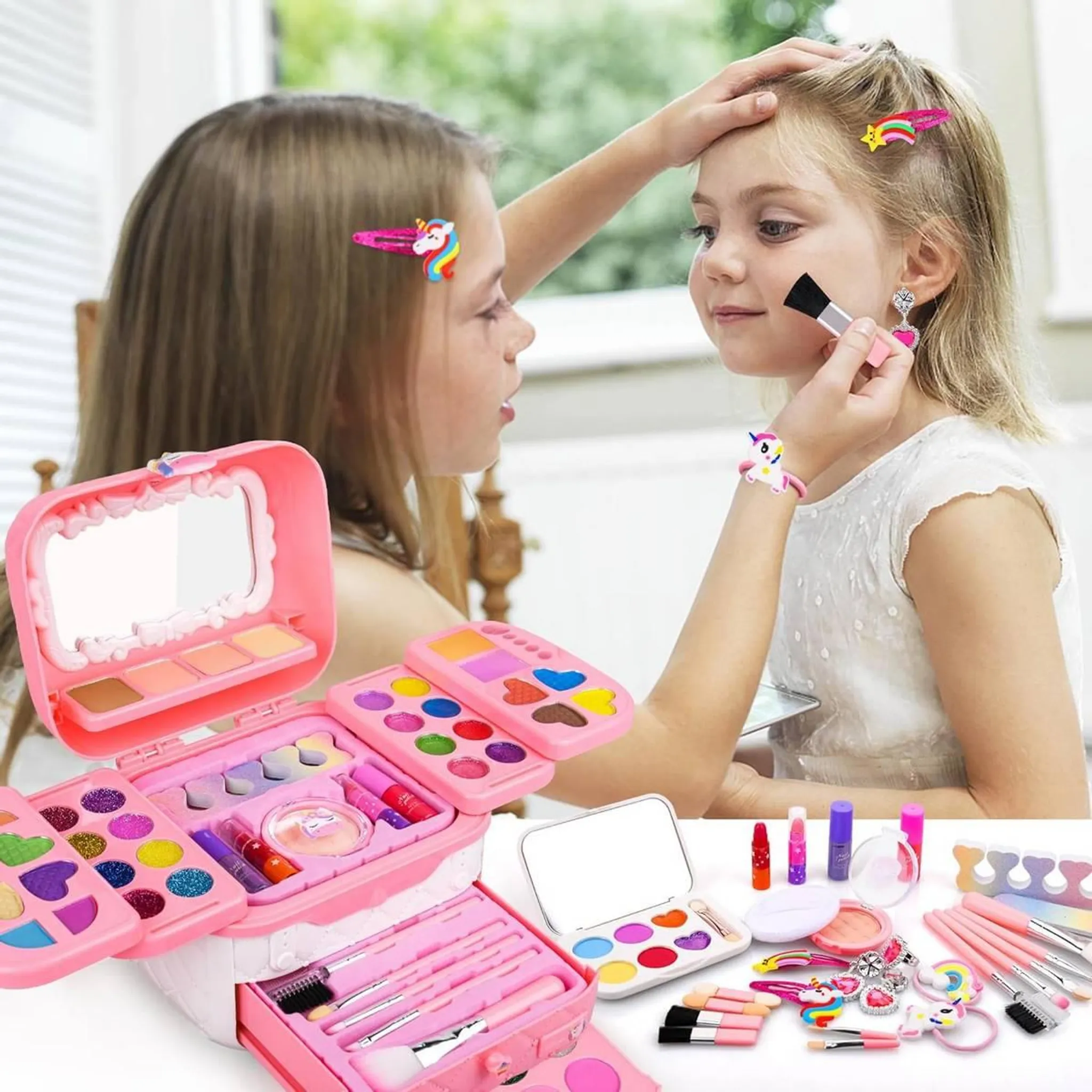 Zwei Mädchen spielen mit einem Make-up-Set. Eines trägt dem anderen Make-up auf. Make-up-Sets und Zubehör sind auf dem Tisch.