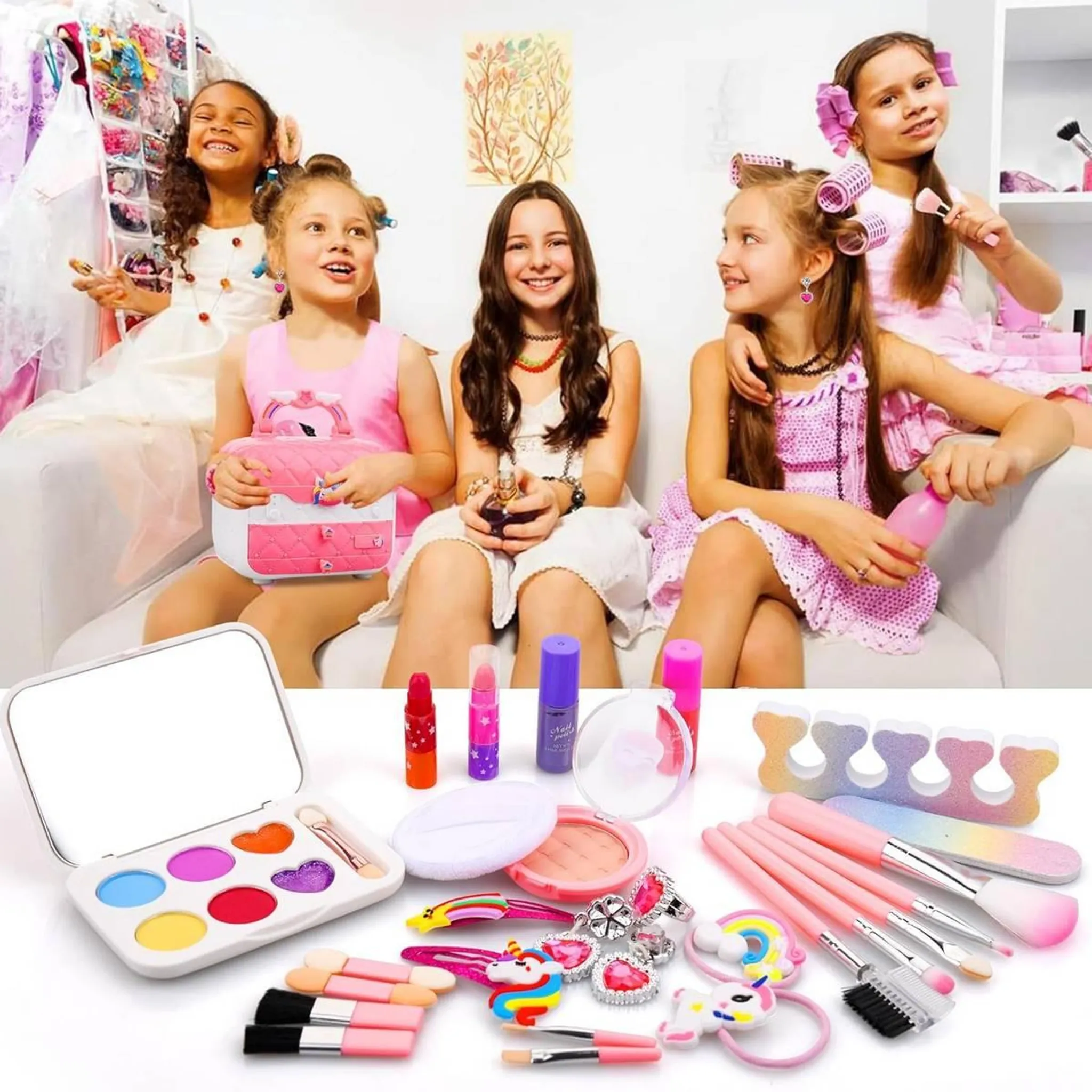 Fünf Mädchen mit Make-up und Accessoires. Make-up-Set, Pinsel und Accessoires sind im Vordergrund. Mädchen sitzen auf einer Couch.