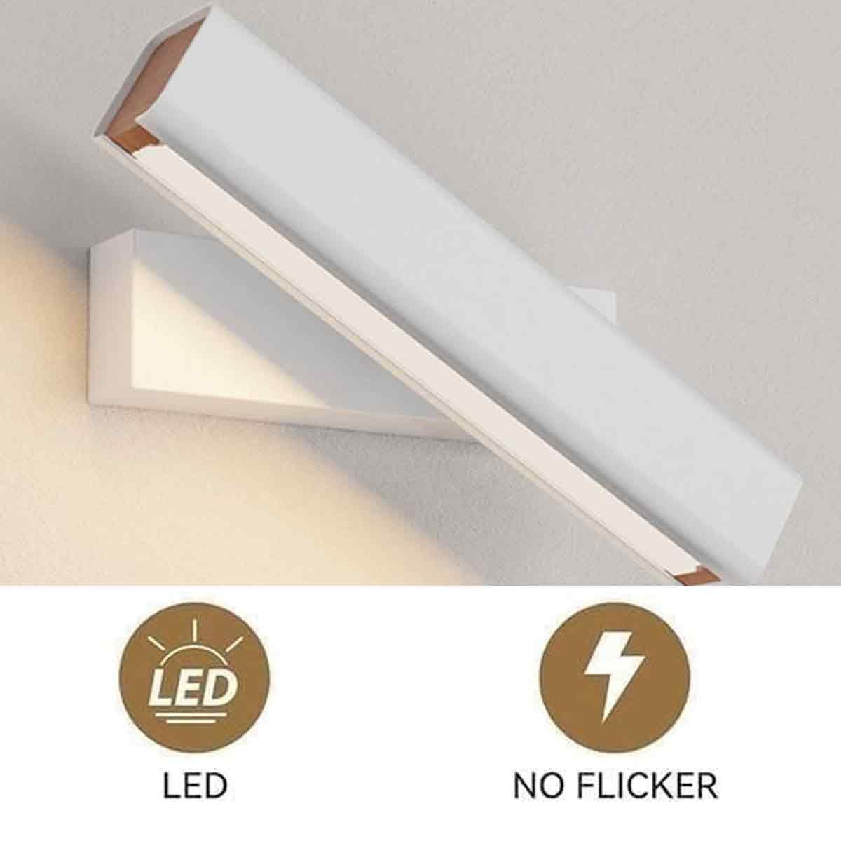 Eine weiße LED-Wandleuchte mit rechteckiger Basis und langem, abgewinkeltem Lichtbalken. Symbole für LED und kein Flackern unten.