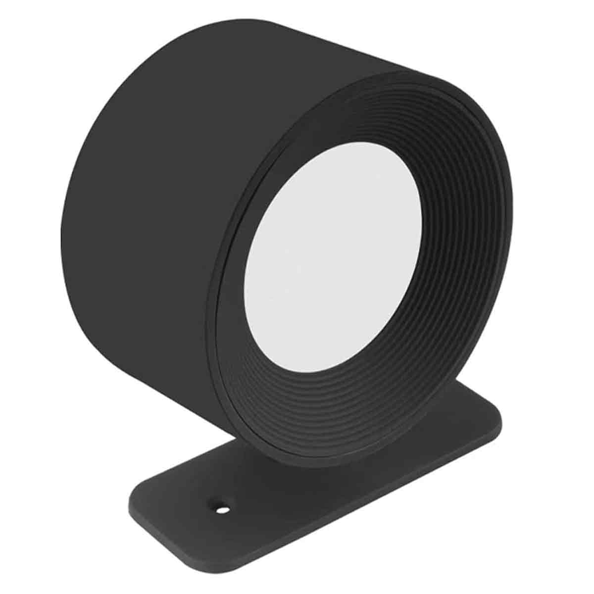 Ein schwarzes zylindrisches Objekt mit einem weißen Innenkreis, montiert auf einem schwarzen Sockel.