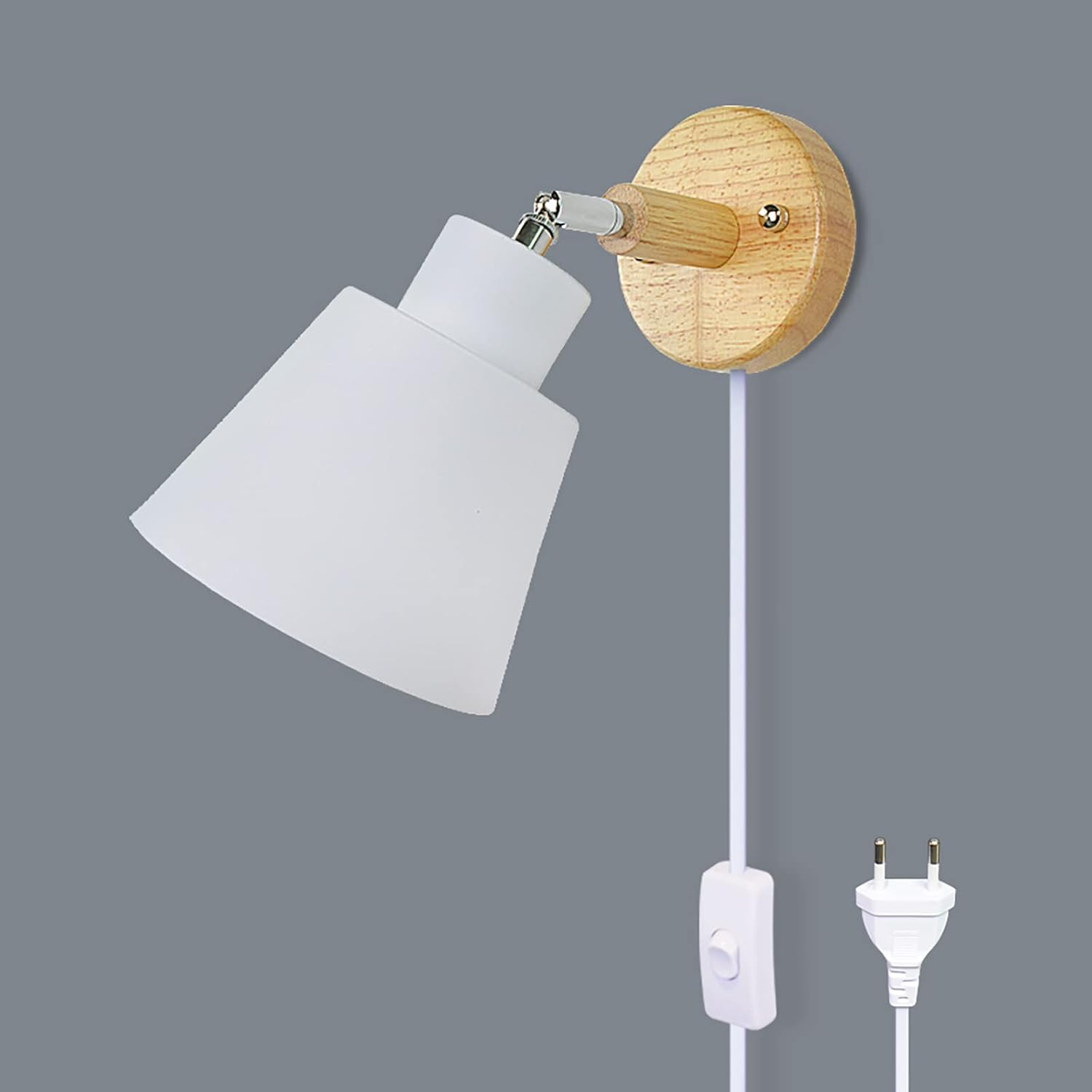 Eine weiße Wandlampe mit Holzsockel. Sie hat einen weißen Schirm, einen Schalter und einen Stecker. Der Hintergrund ist grau.