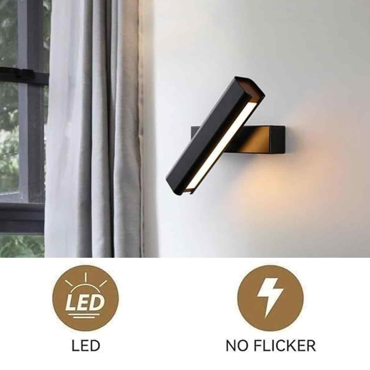 Schwarze Wandleuchte mit weißem Licht an einer weißen Wand. Graue Vorhänge und ein Fenster sind im Hintergrund.