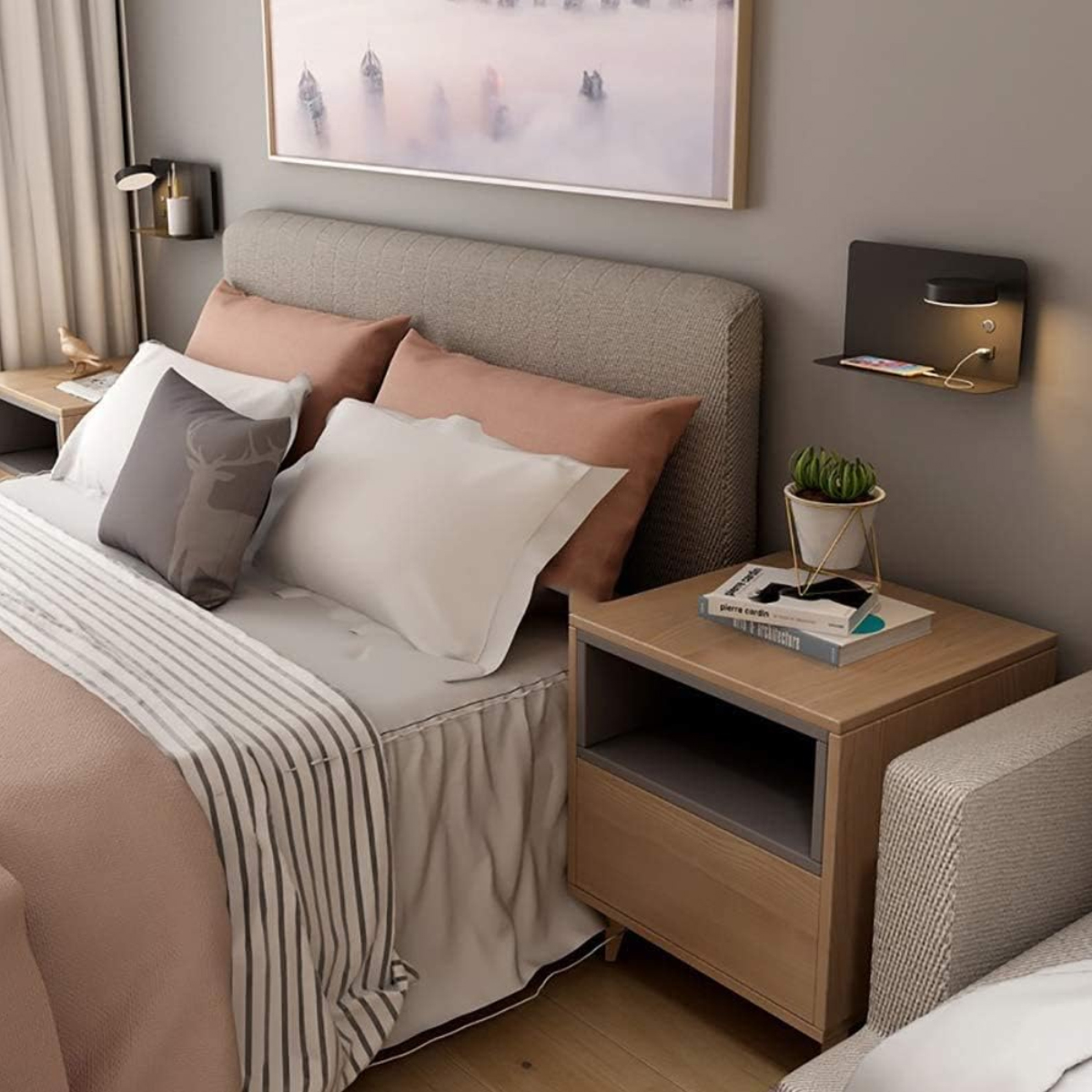 Ein Schlafzimmer mit Bett, Kissen, Nachttischen, einer Lampe und einem Gemälde. Das Bett hat Kissen und eine Decke.