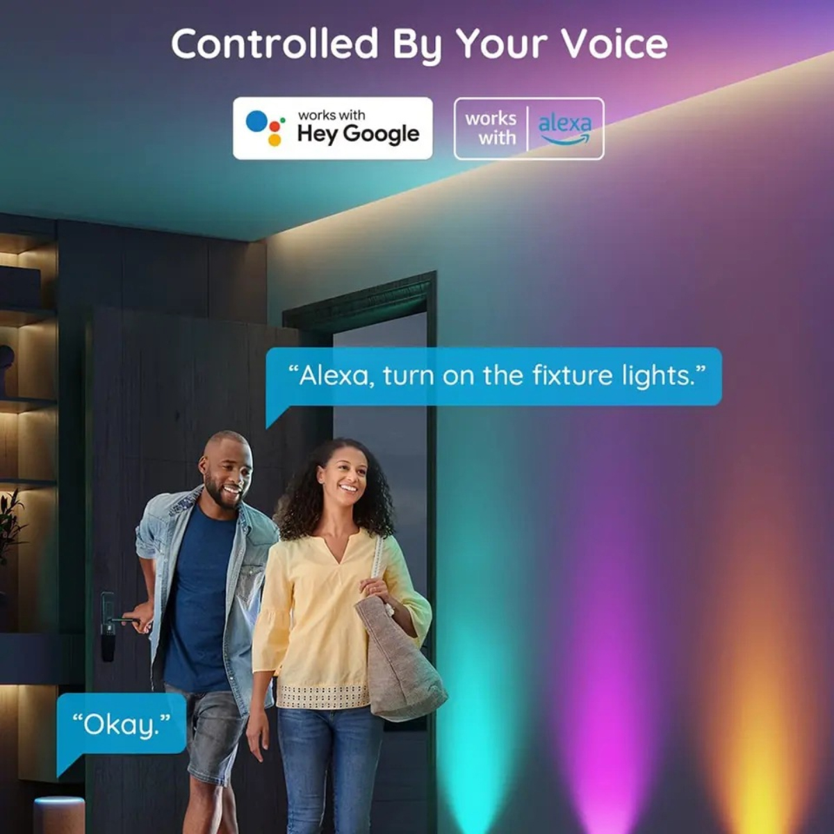 Ein Paar betritt ein beleuchtetes Haus. Textblasen sagen 'Okay' und 'Alexa, schalte die Leuchten ein'. Die Szene hat Smart-Home-Integration.