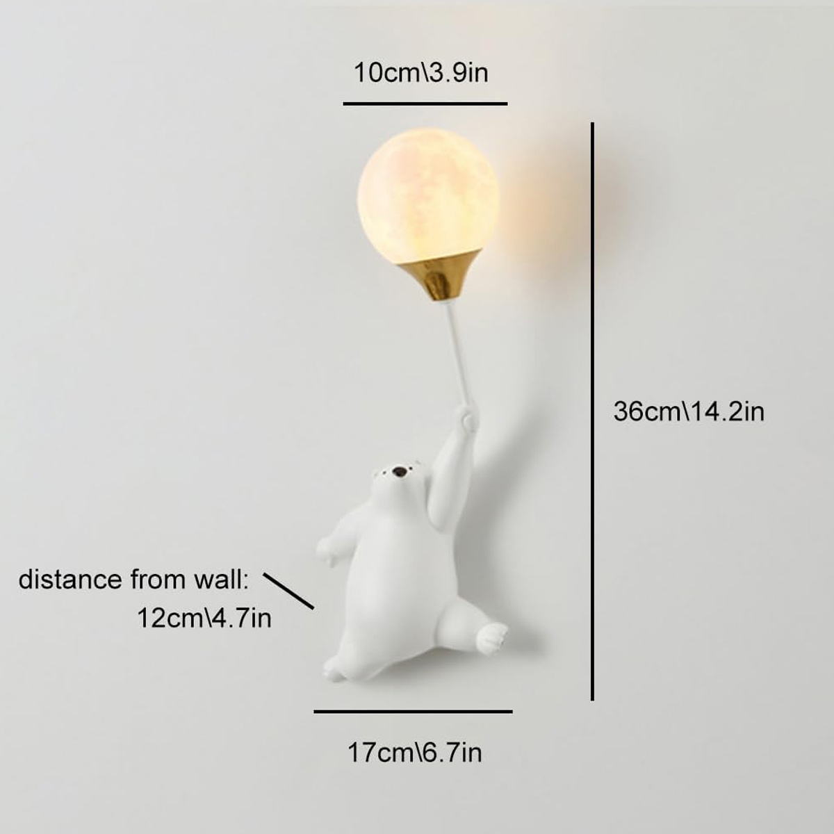Eine weiße Eisbär-Figur, die ein Mondlicht hält. Die Lampe ist an einer weißen Wand montiert. Abmessungen sind angegeben.