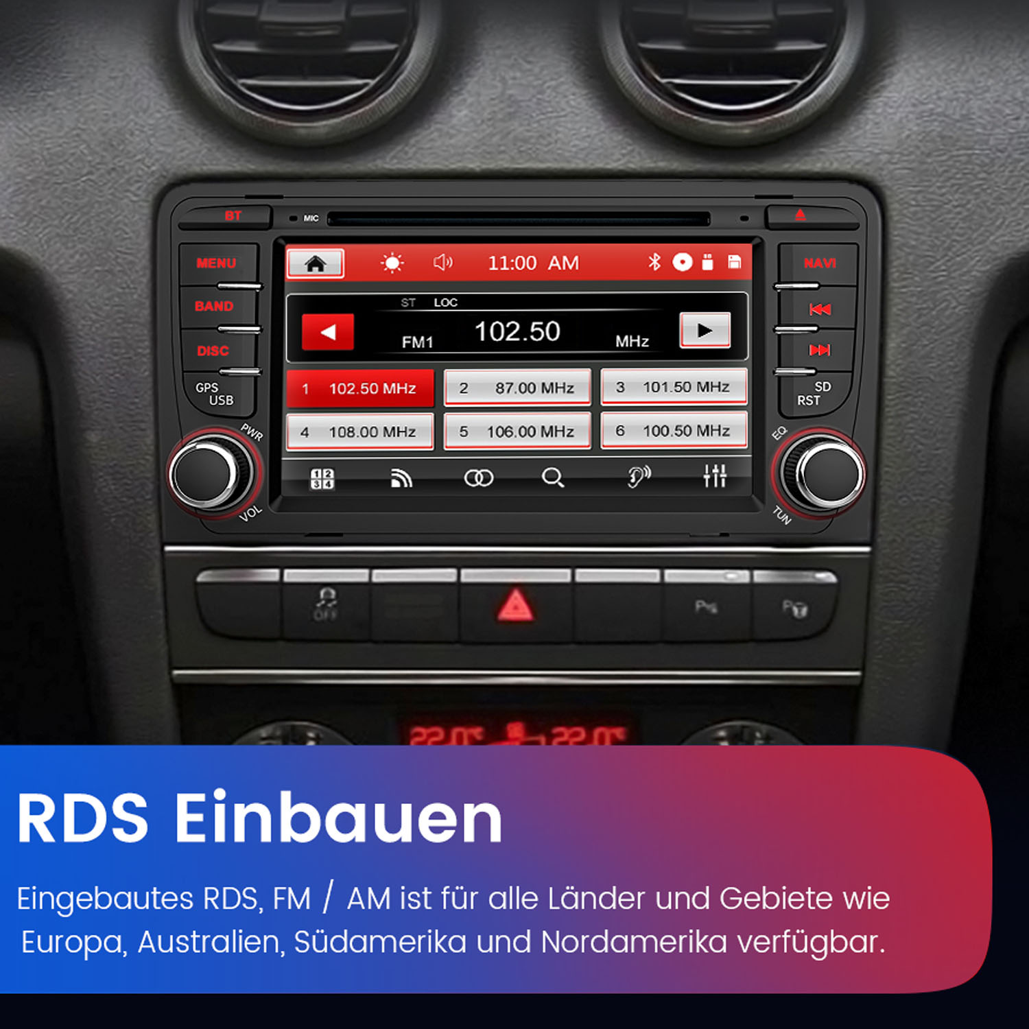 Autoradio-Display zeigt FM-Radiosender 102,50 MHz, zusammen mit Knöpfen und einer Uhr. Der Hintergrund ist ein Armaturenbrett.