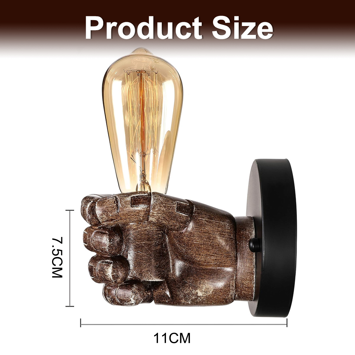 Eine dekorative Wandlampe in Form einer Faust, die eine Glühbirne hält. Die Faust ist braun, die Glühbirne goldfarben und die Basis schwarz.