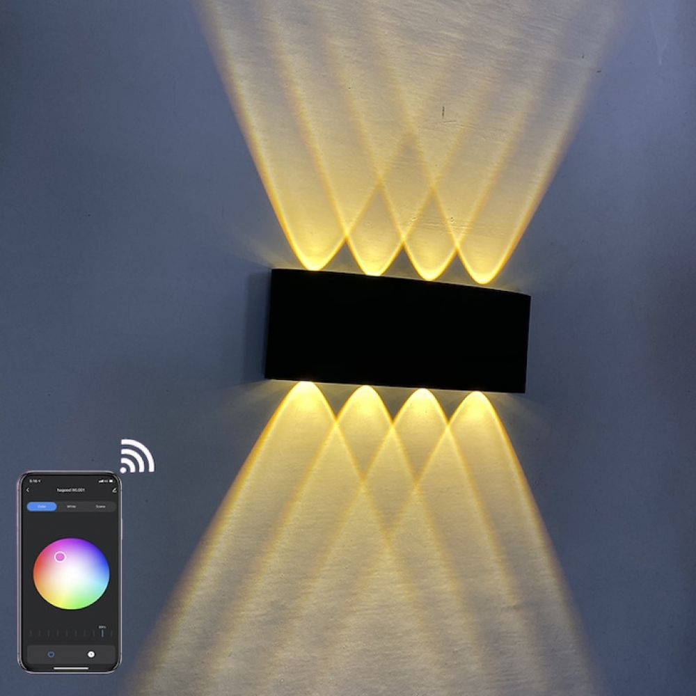 Eine schwarze Wandleuchte leuchtet und wirft Licht nach oben und unten. Ein Telefon zeigt ein Farbrad zur Steuerung des Lichts.