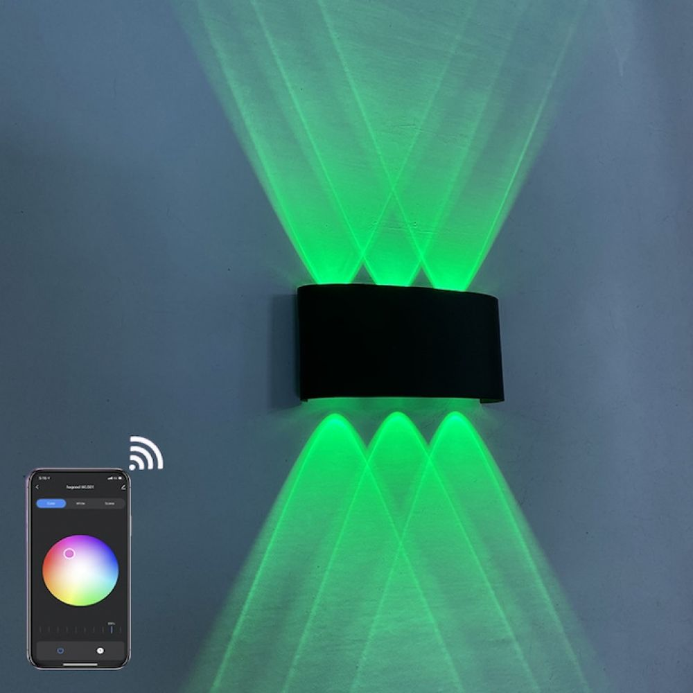 Schwarze Wandleuchte strahlt grüne Lichtstrahlen aus. Ein Telefon zeigt eine Farbrad-Oberfläche zur Steuerung. Die Wand ist bläulich.