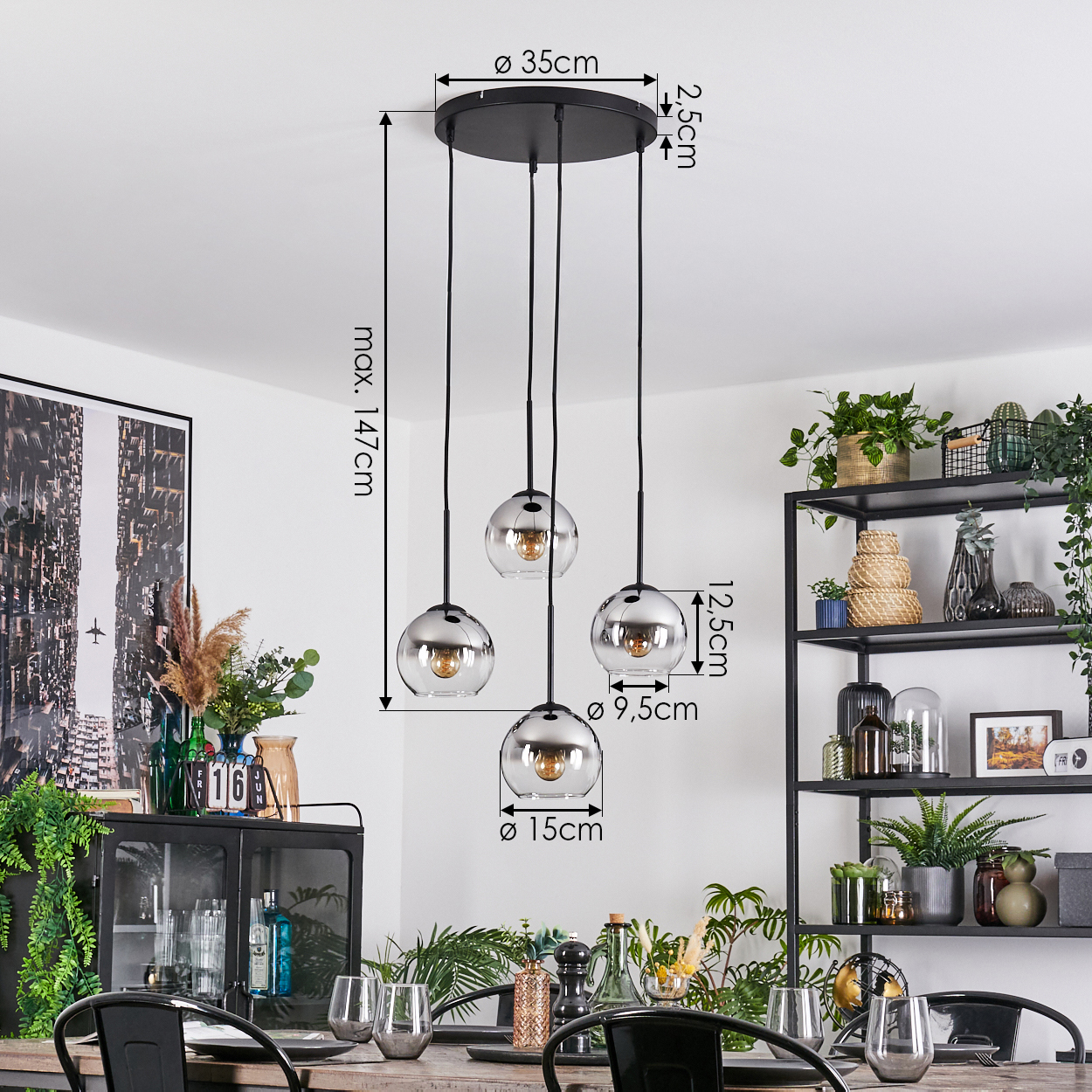 Ein modernes Esszimmer mit einem schwarzen Kronleuchter mit vier kugelförmigen Lichtern. Rechts ein schwarzes Metallregal mit Pflanzen.
