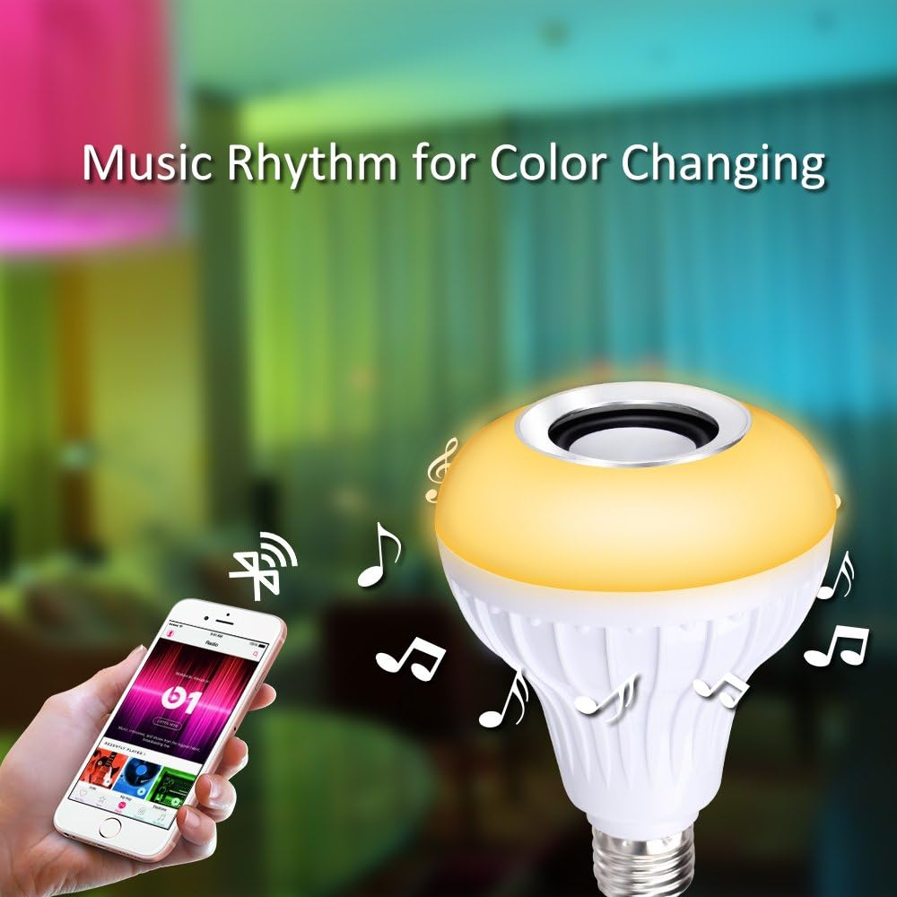 Eine intelligente Glühbirne mit Lautsprecher. Eine Hand, die ein Telefon hält und Musik abspielt. Noten und WLAN-Symbole. Der Hintergrund ist ein verschwommener Raum.