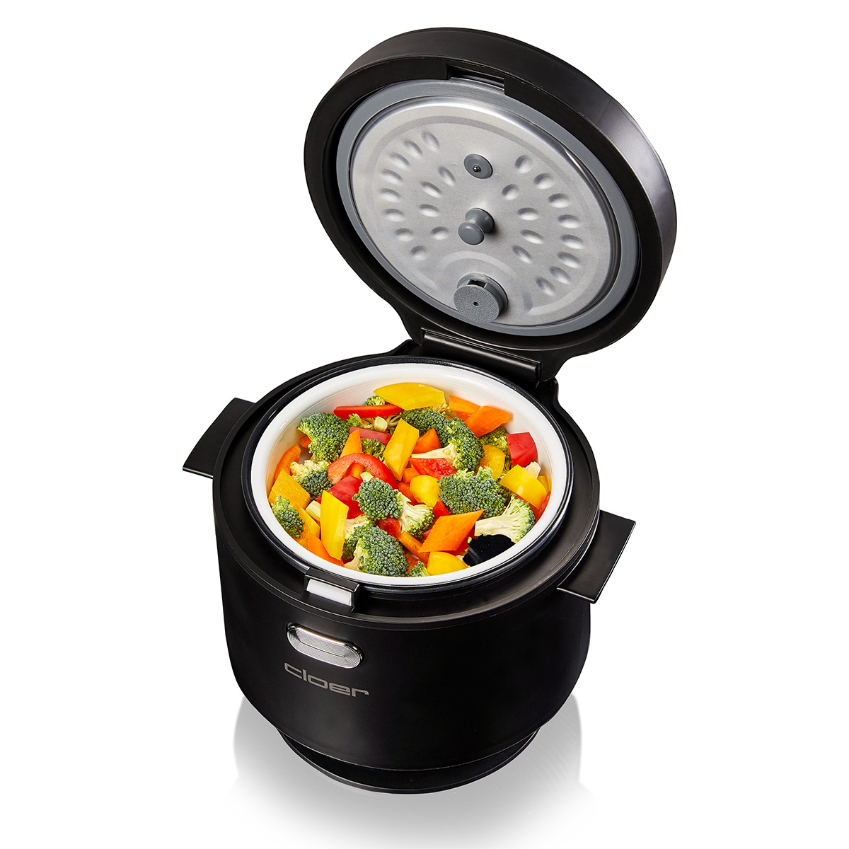 Ein schwarzer Multikocher mit offenem Deckel, gefüllt mit buntem Gemüse wie Brokkoli, Paprika und Karotten. Der Hintergrund ist weiß.
