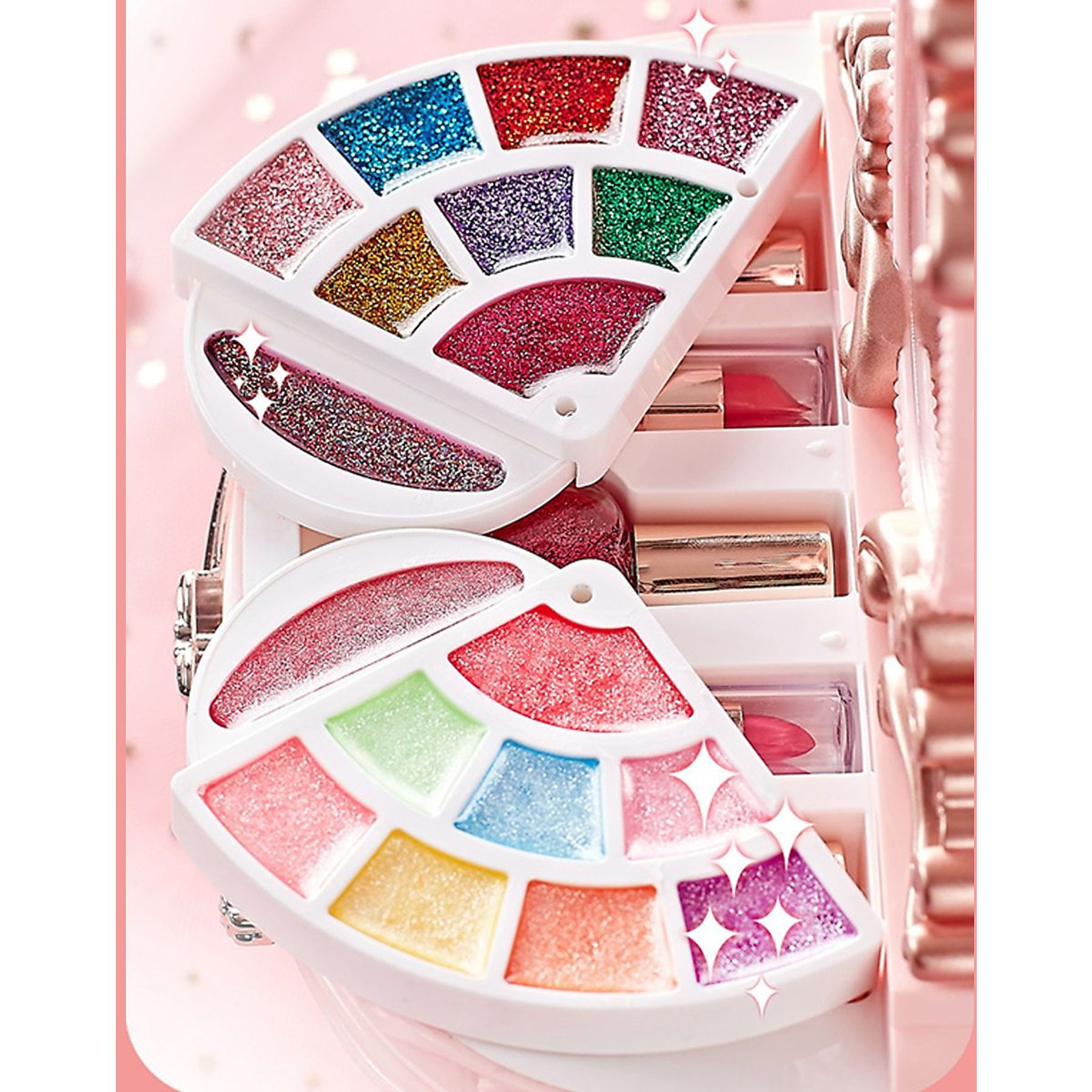 Make-up-Set mit glitzernden Lidschatten in verschiedenen Farben und Lippenstiften in einem rosa Etui, Glitzer hinzugefügt.