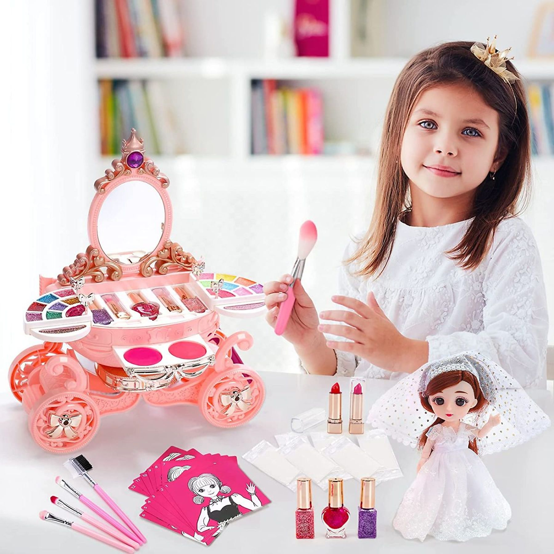 Ein Mädchen mit Make-up-Set. Rosa kutschenförmiger Schminktisch, Puppe, Lippenstifte und Nagellack. Mädchen hält einen Make-up-Pinsel.