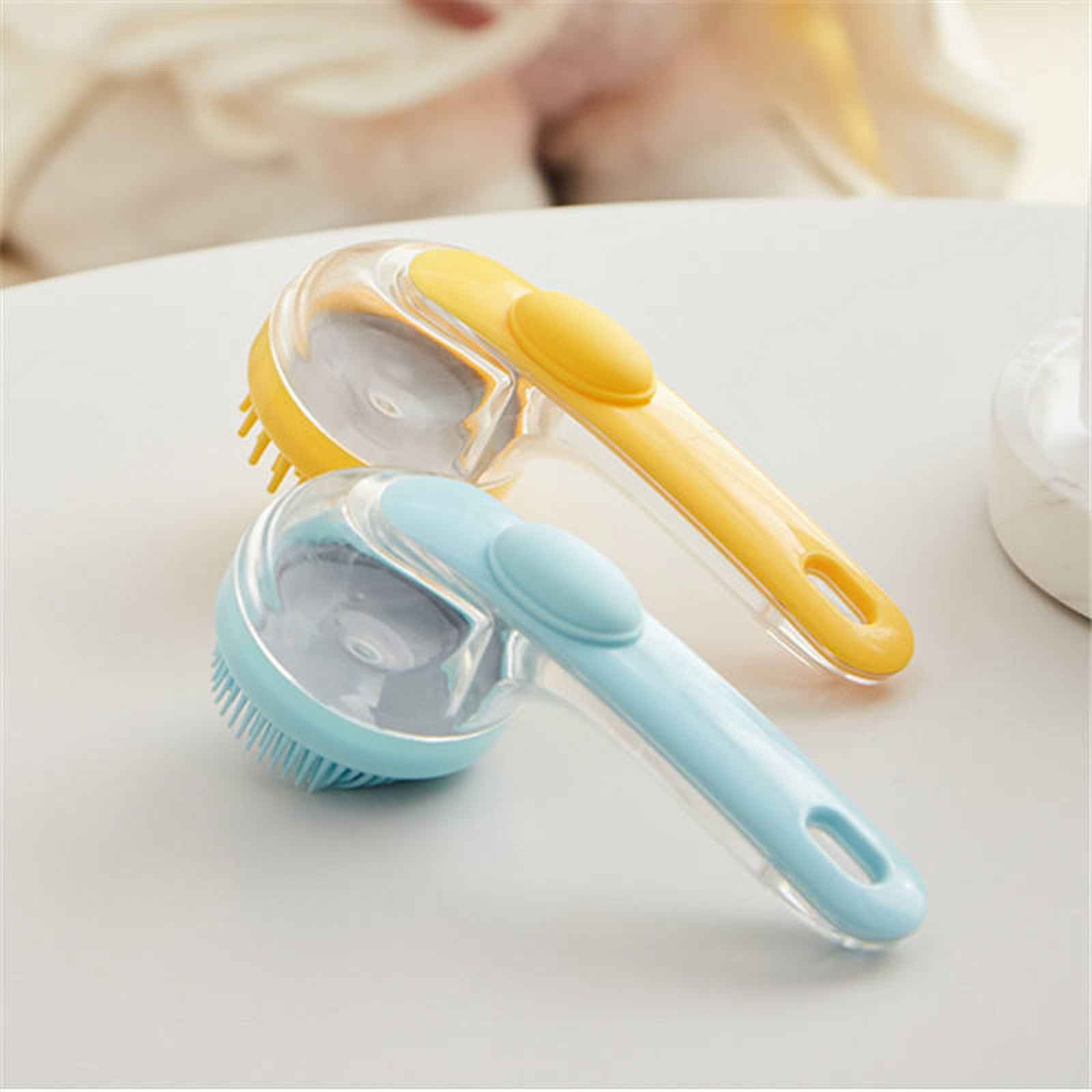 Zwei Tierbürsten, eine gelbe und eine blaue, auf einer hellen Oberfläche. Sie haben transparente Köpfe und Griffe mit Löchern.