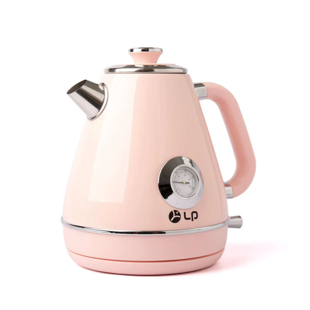 Ein rosa elektrischer Wasserkocher mit Temperaturanzeige. Er hat einen gebogenen Griff und einen Ausguss. Der Hintergrund ist weiß.