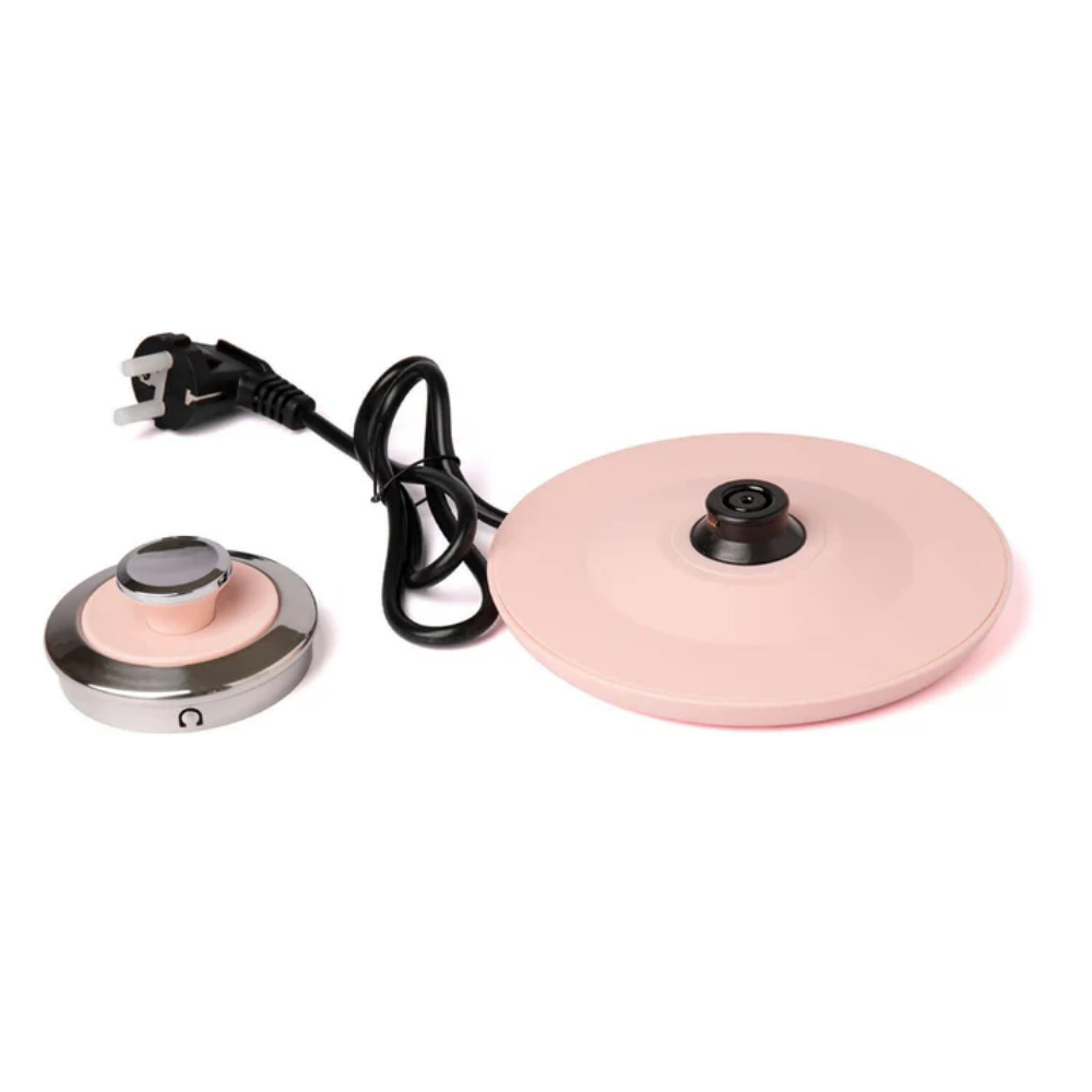 Ein rosa elektrischer Wasserkocher-Sockel und -Deckel mit separatem Deckel. Der Sockel hat ein schwarzes Kabel und einen Stecker. Alles auf weißem Hintergrund.