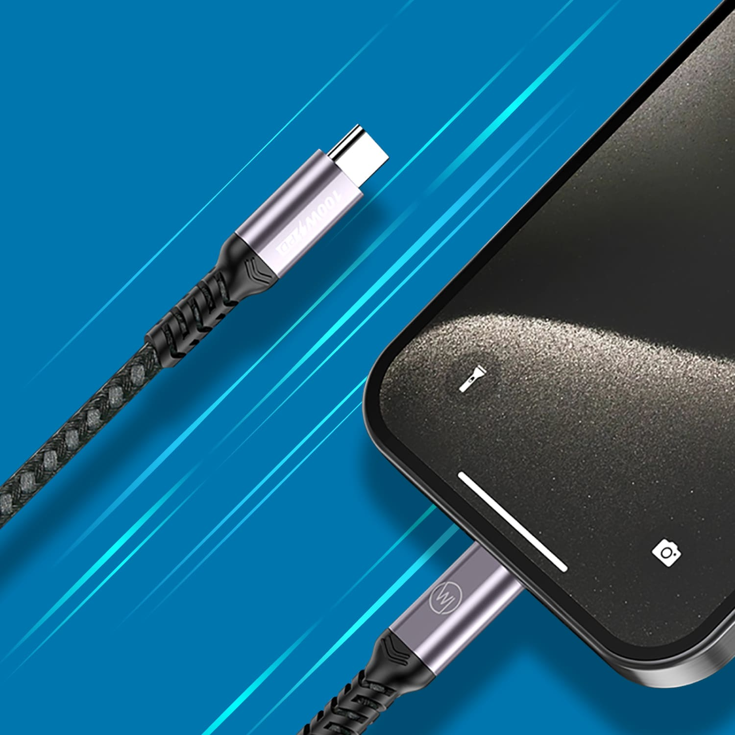 Ein Telefon, das mit einem USB-C-Kabel aufgeladen wird. Das Kabel ist schwarz und silber, und das Telefon ist schwarz. Der Hintergrund ist blau.