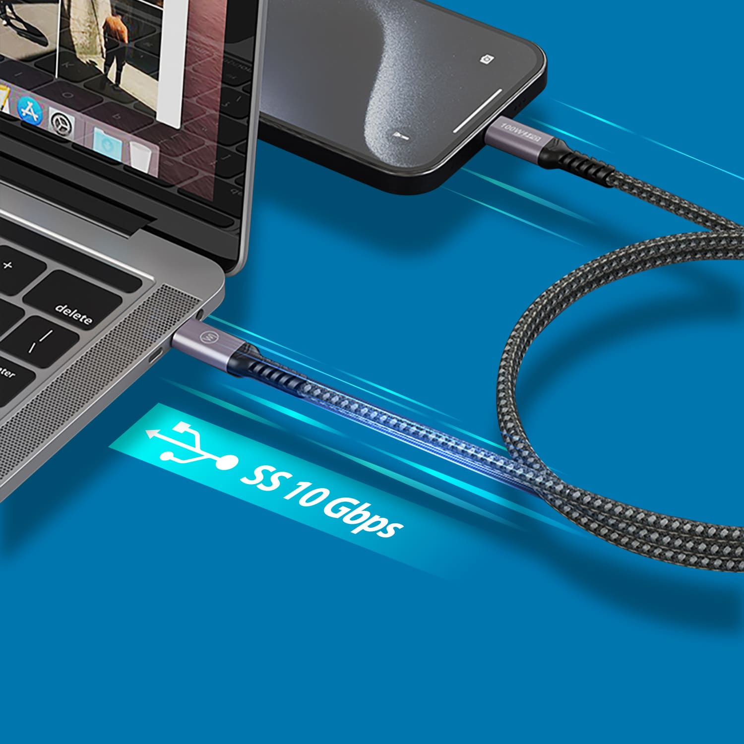 Ein Laptop und ein Telefon sind durch ein Ladekabel verbunden. Das Kabel ist an beide Geräte angeschlossen. Der Hintergrund ist blau.