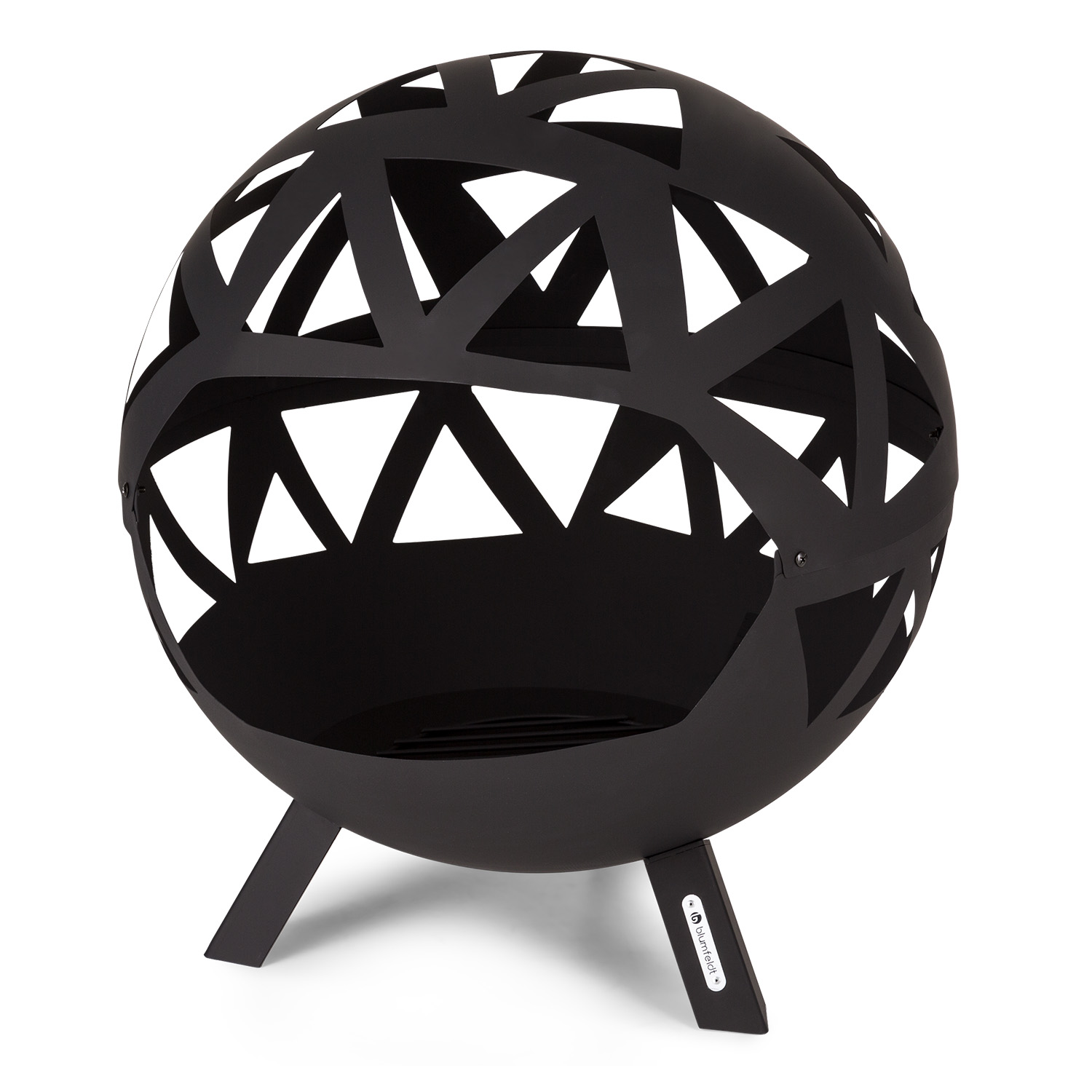 Eine schwarze Metall-Feuerstelle mit geometrischen Aussparungen, auf drei Beinen, vor weißem Hintergrund.