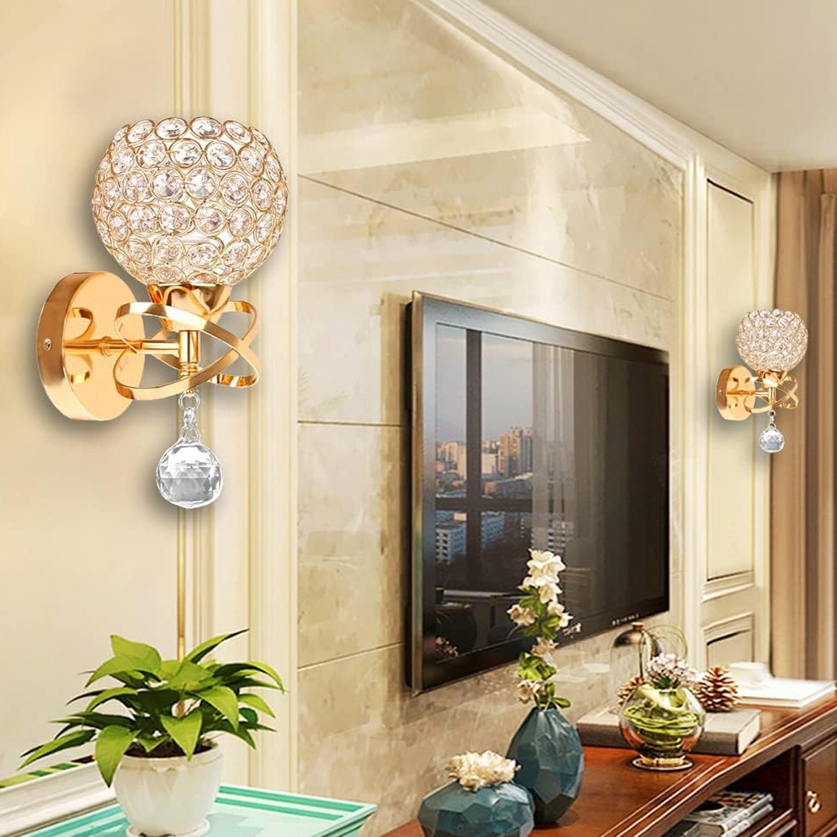 Goldene Wandleuchten mit Kristallkugeln, Fernseher und Pflanze. Eine moderne Wohnzimmereinrichtung. Im Hintergrund ist ein Stadtblick zu sehen.