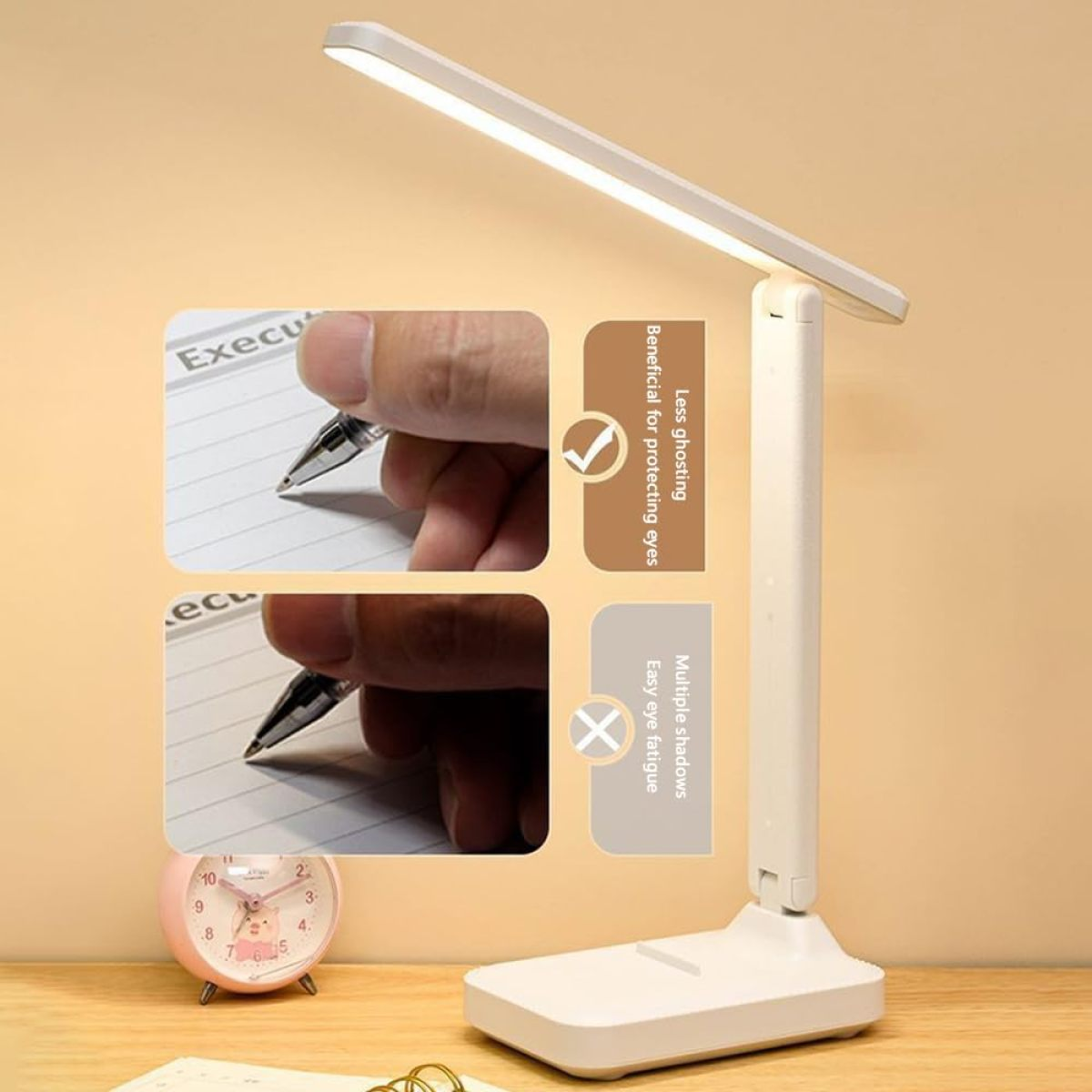 Eine weiße Schreibtischlampe mit einer rosa Uhr und ein Stift, der auf Papier schreibt, werden gezeigt. Die Lampe soll die Augen schützen.