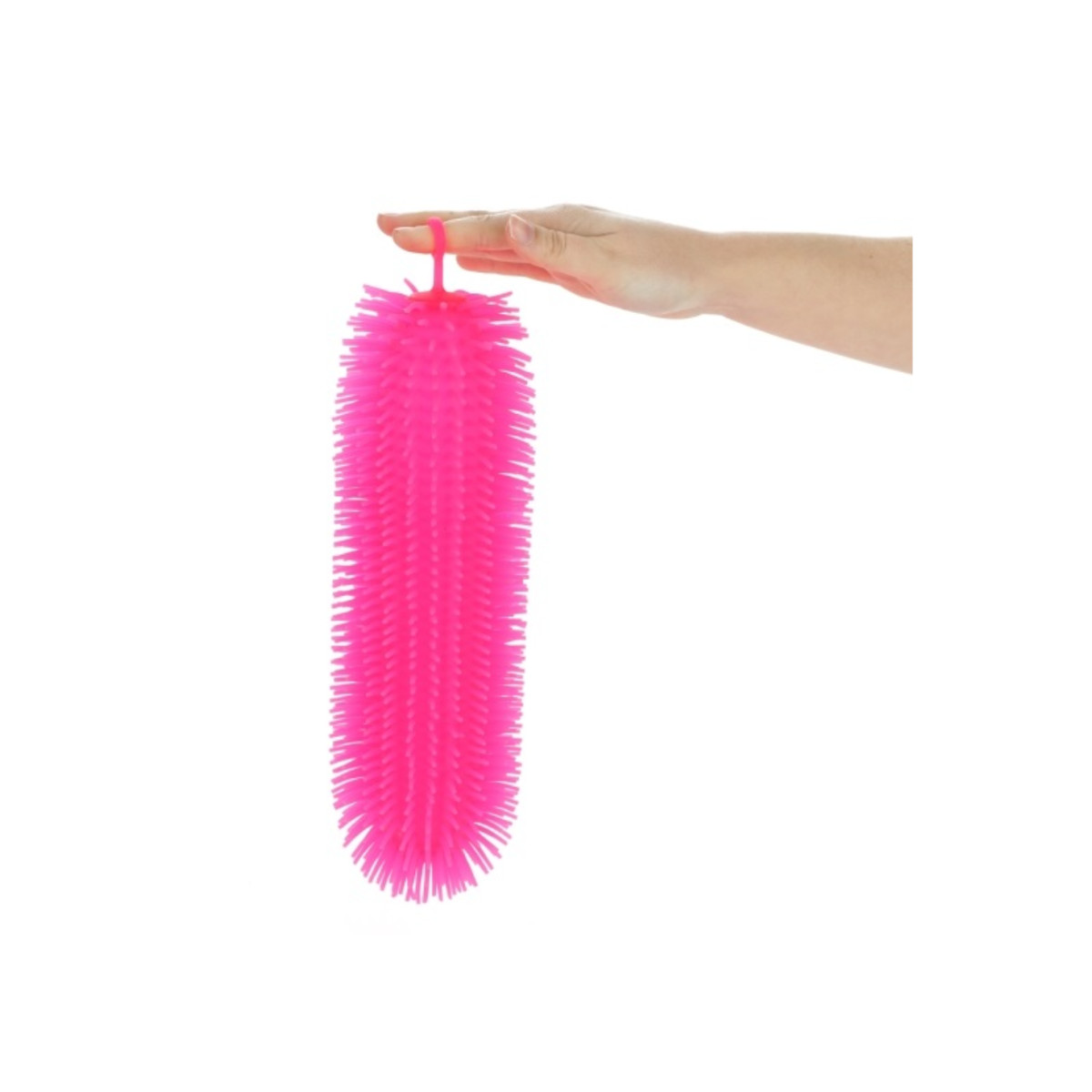Eine Hand hält ein hellrosa, stacheliges, zylindrisches Spielzeug vor weißem Hintergrund.