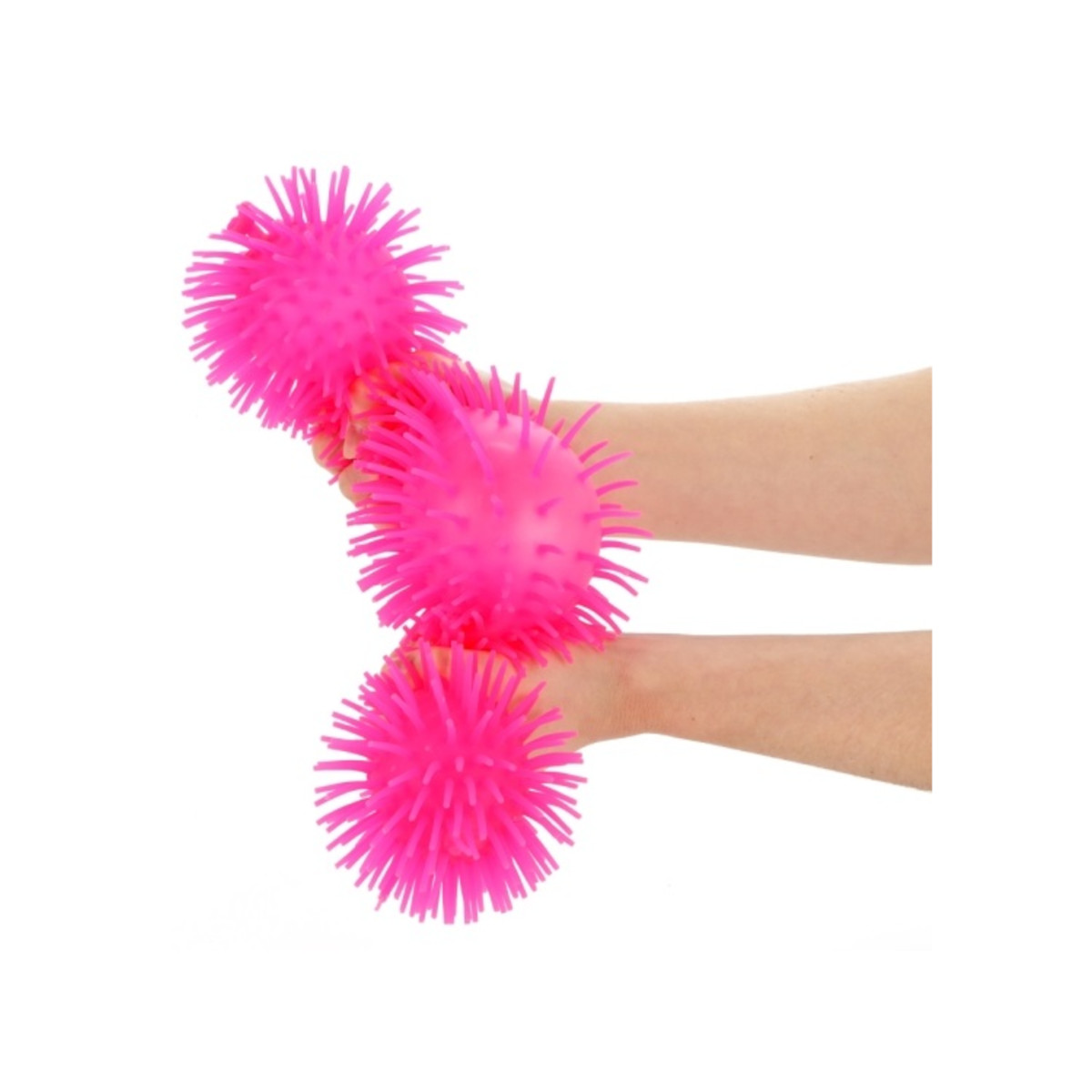 Hände halten drei stachelige rosa Bälle vor weißem Hintergrund.