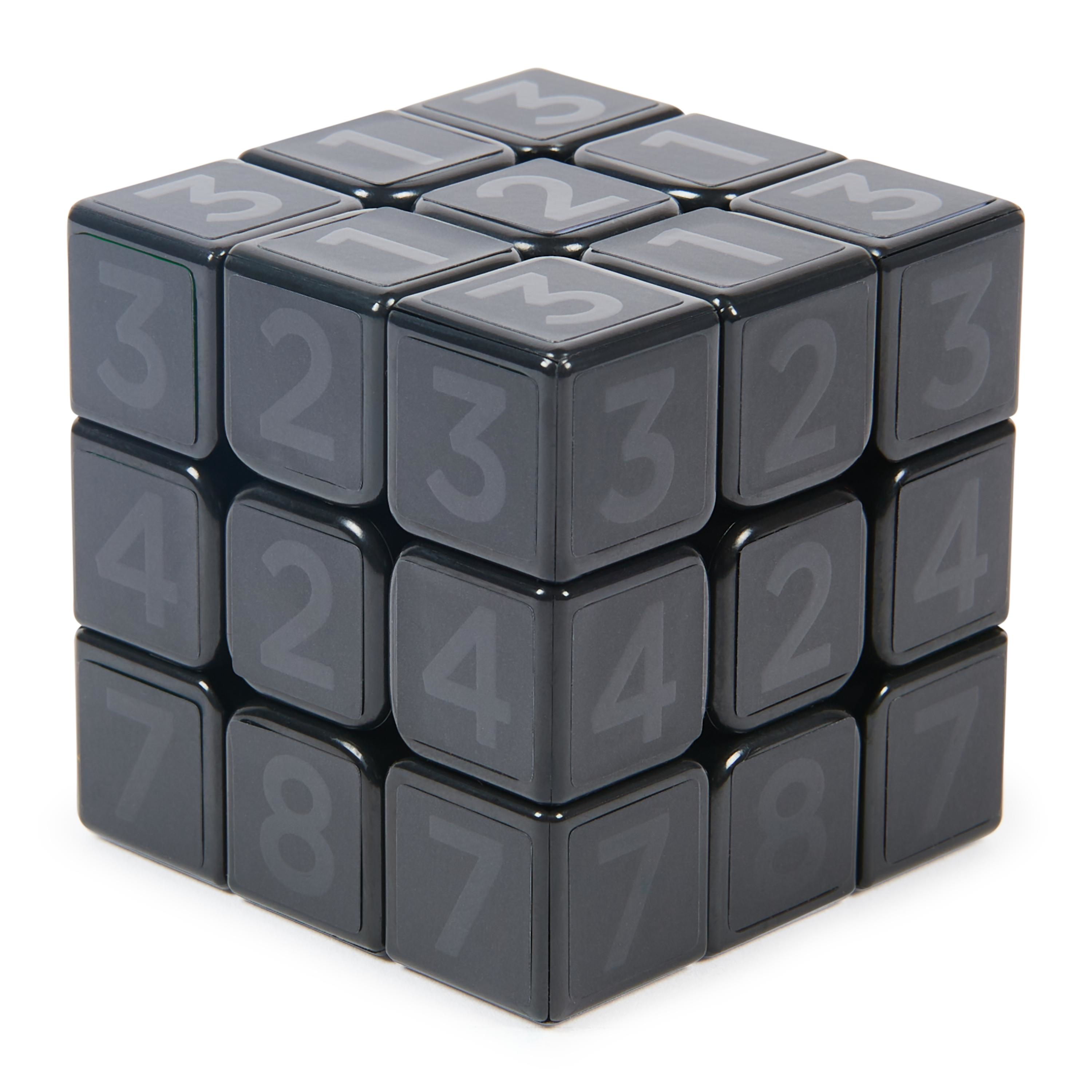 Un cubo di Rubik nero con numeri su ogni faccia. I numeri sono grigi. Lo sfondo è bianco.