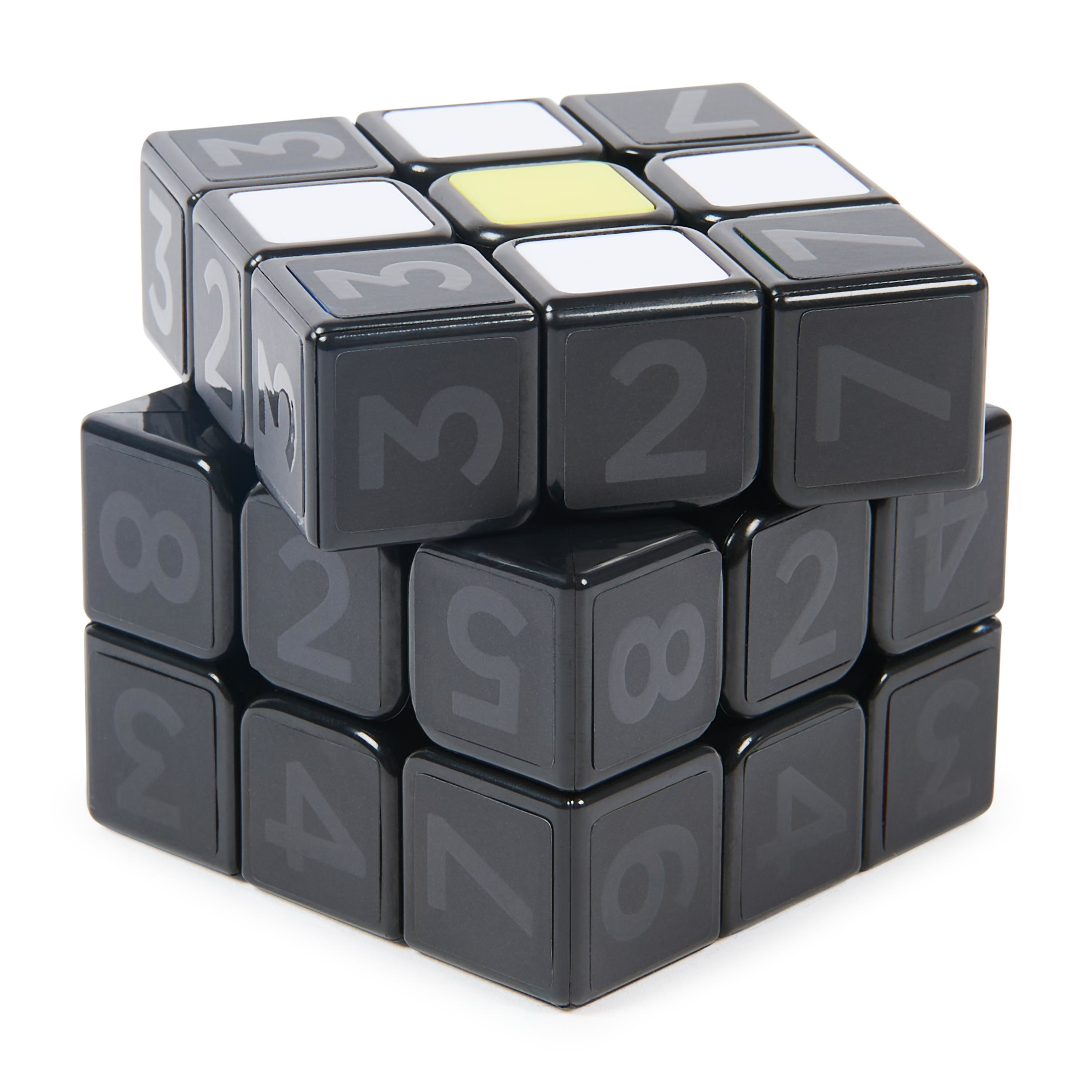 Un cubo puzzle nero con numeri su ogni quadrato. Un quadrato giallo in alto. Sfondo bianco.