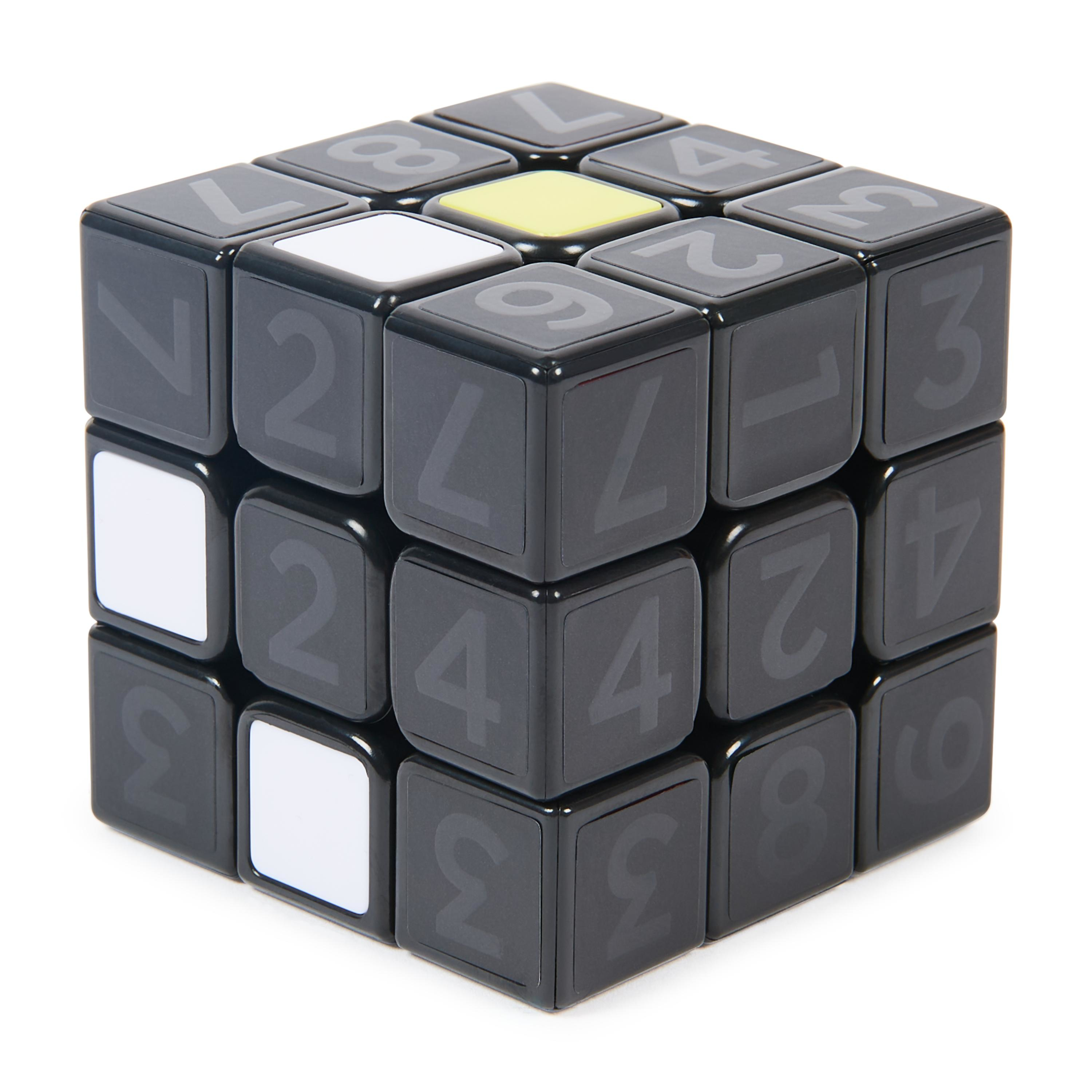 Un cubo di Rubik nero con numeri su ogni quadrato. Alcuni quadrati sono bianchi o gialli. Lo sfondo è bianco.