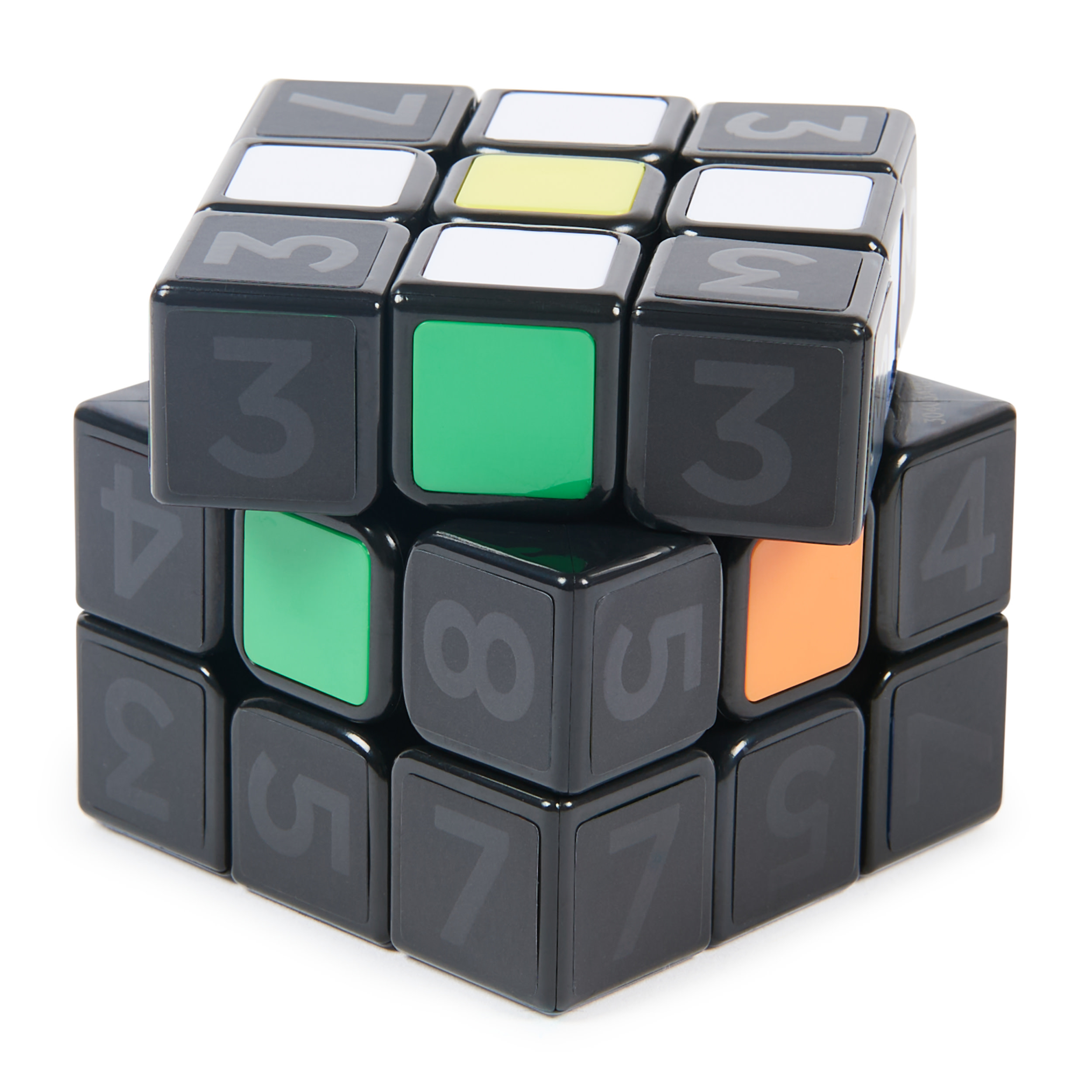 Un cubo di Rubik nero con quadrati colorati e numeri sulle facce, isolato su sfondo bianco.