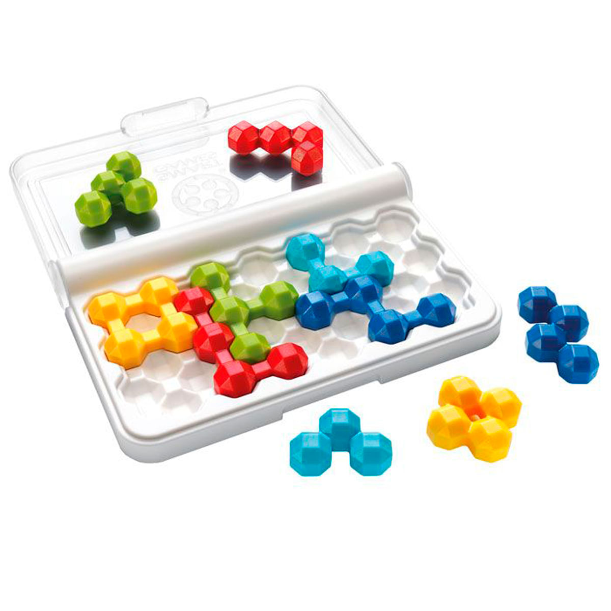 Un juego de rompecabezas con formas geométricas coloridas. Las formas son rojas, amarillas, verdes y azules. Están en una bandeja blanca y dispersas.